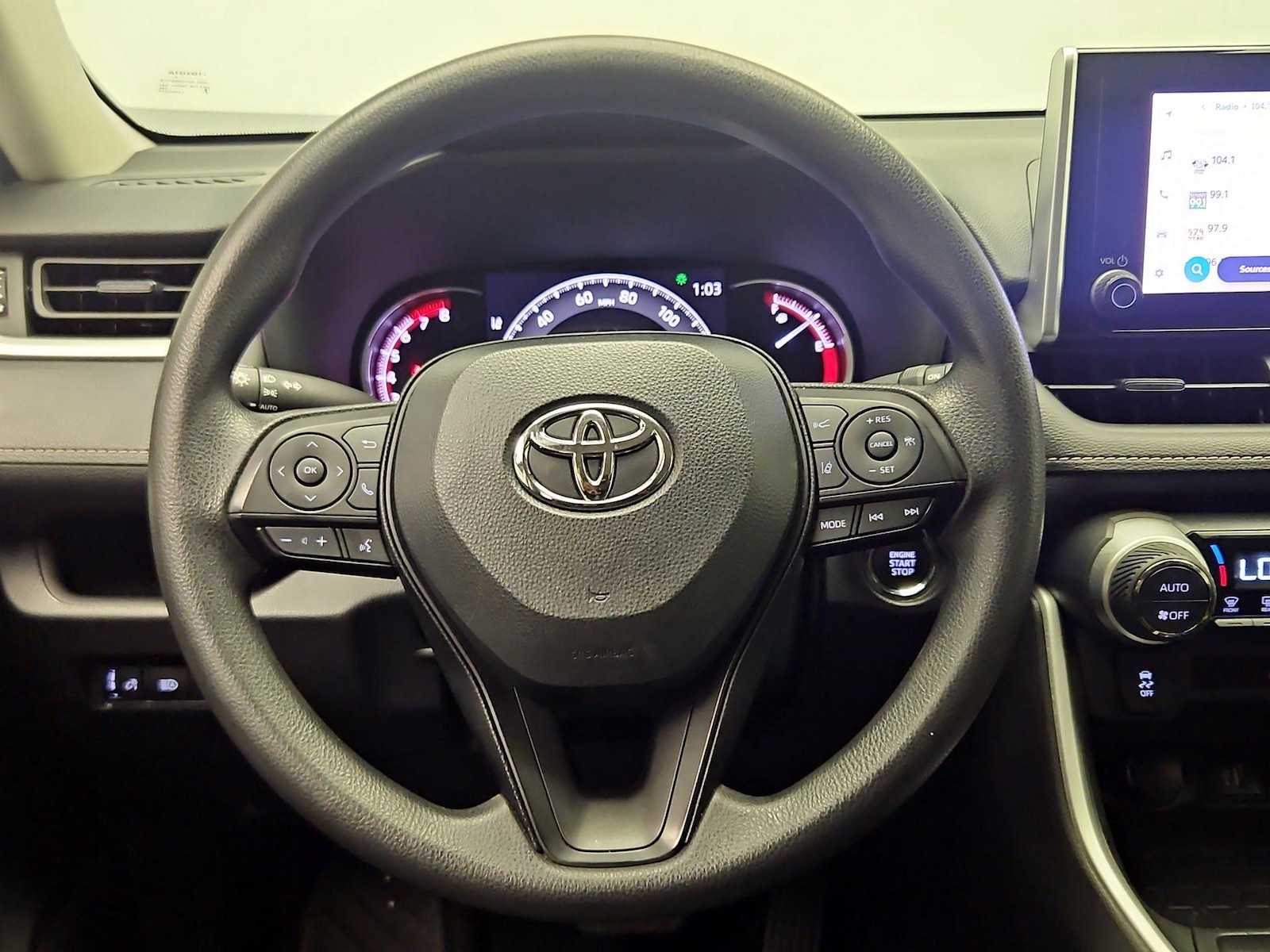 2024 Toyota RAV4 XLE - Photo 11