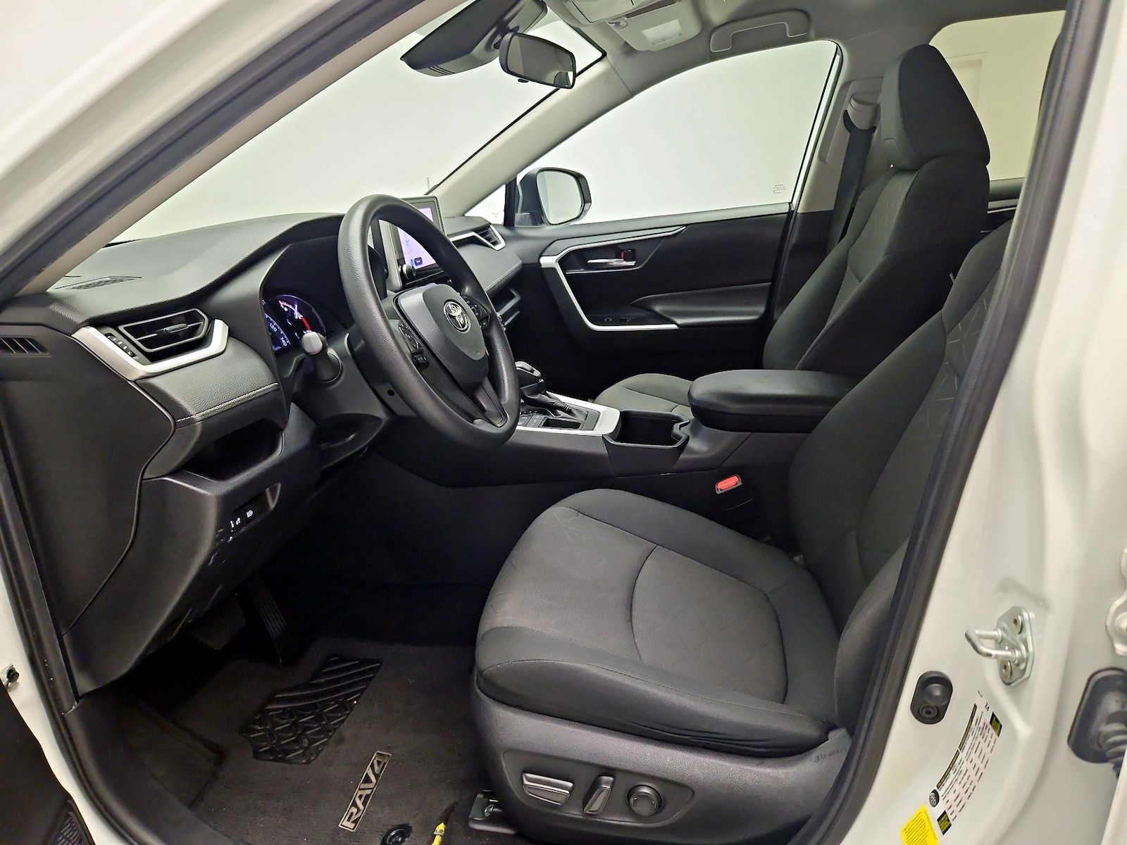 2024 Toyota RAV4 XLE - Photo 12