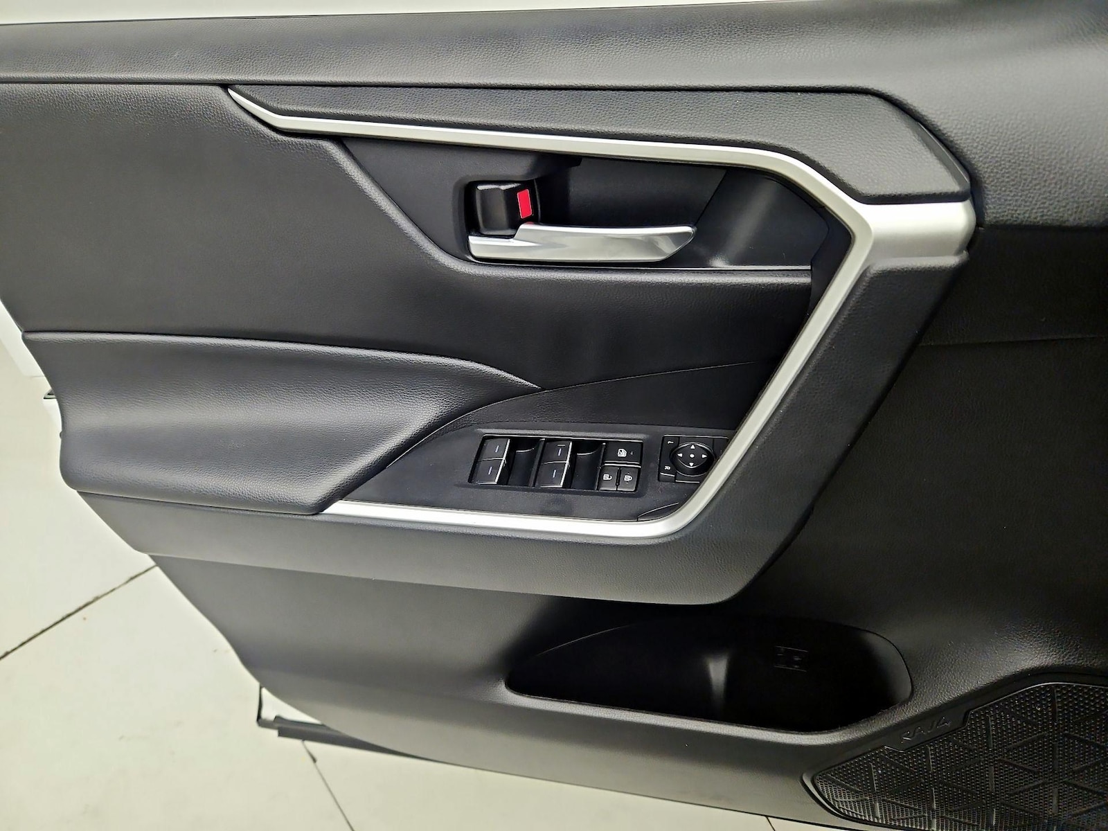 2024 Toyota RAV4 XLE - Photo 13