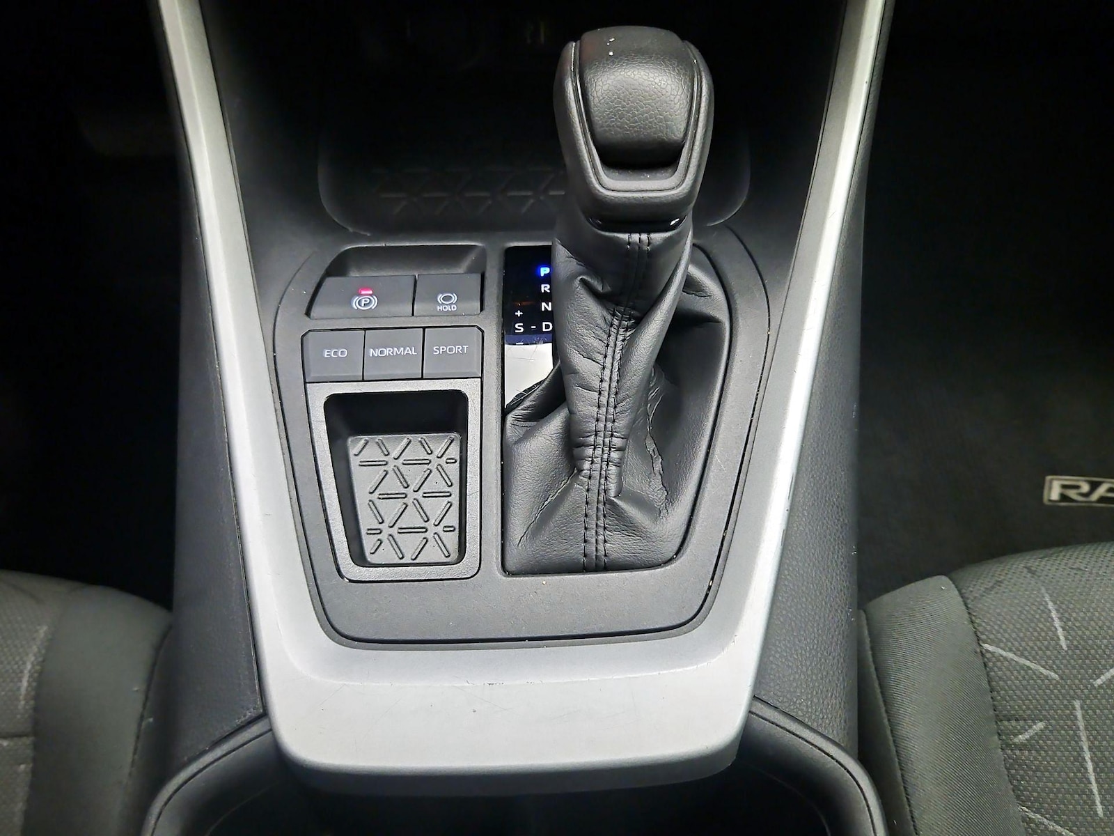 2024 Toyota RAV4 XLE - Photo 18