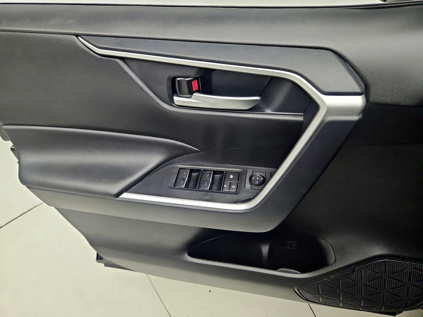2025 Toyota RAV4 XLE - Photo 13