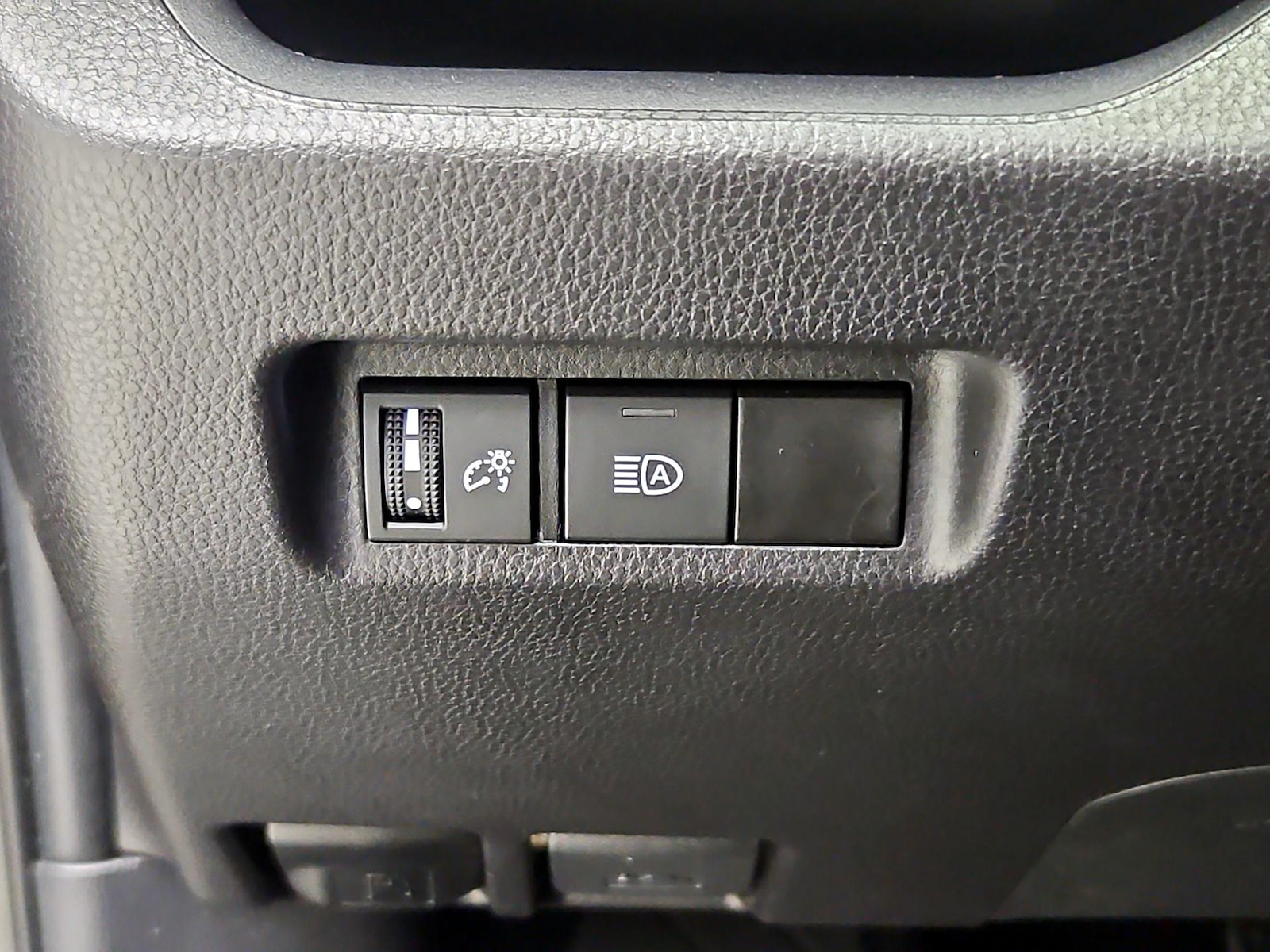 2025 Toyota RAV4 XLE - Photo 14