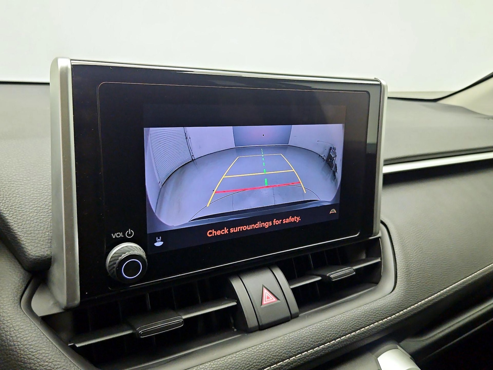 2025 Toyota RAV4 XLE - Photo 15