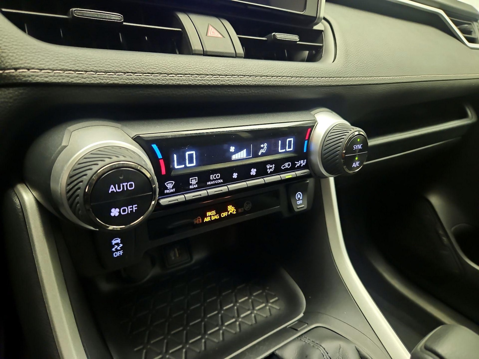 2025 Toyota RAV4 XLE - Photo 17