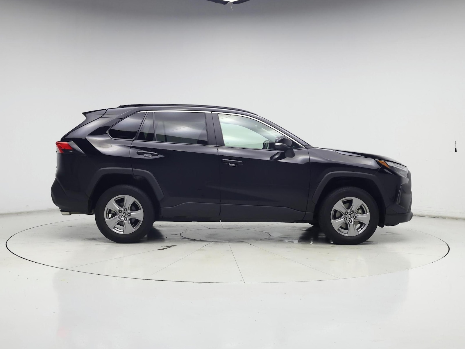 2025 Toyota RAV4 XLE - Photo 8