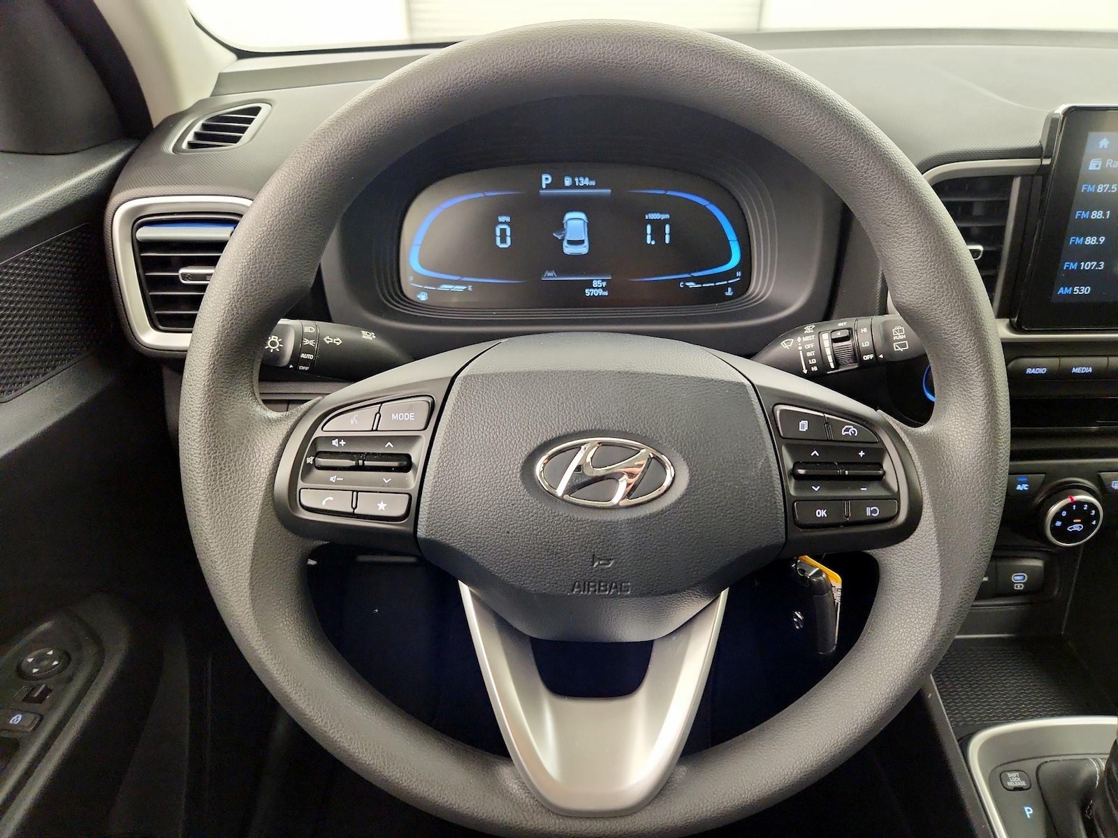 2025 Hyundai Venue SE - Photo 11