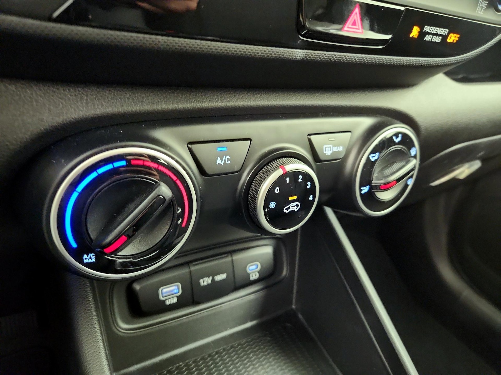 2025 Hyundai Venue SE - Photo 17
