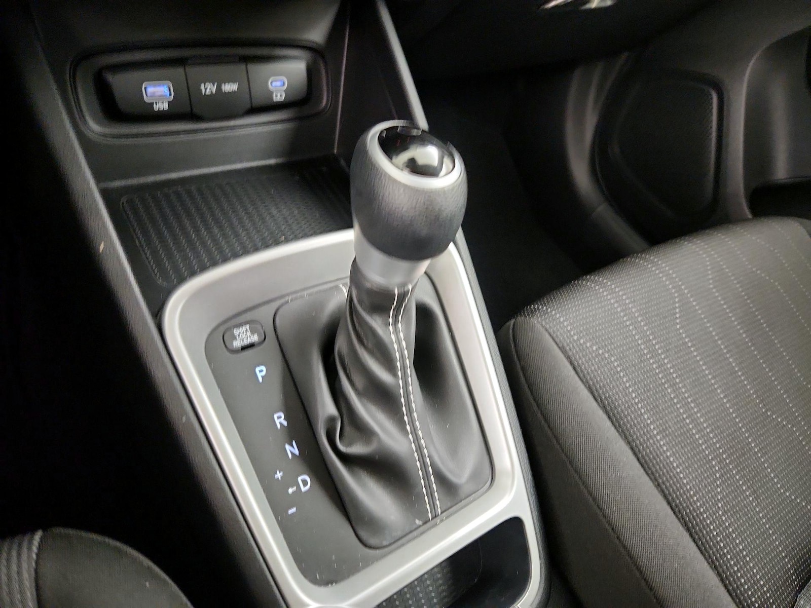 2025 Hyundai Venue SE - Photo 18