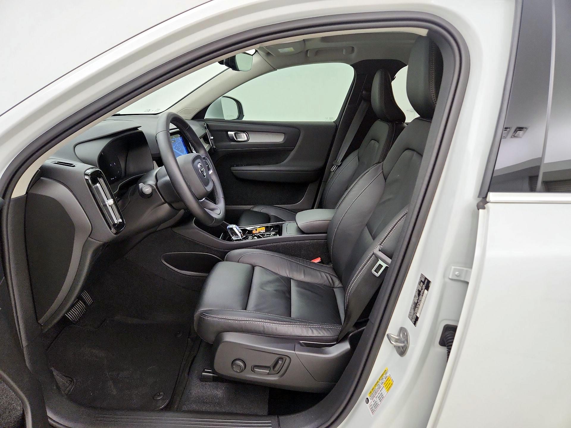 Thumbnail: 2023 Volvo XC40 - 11