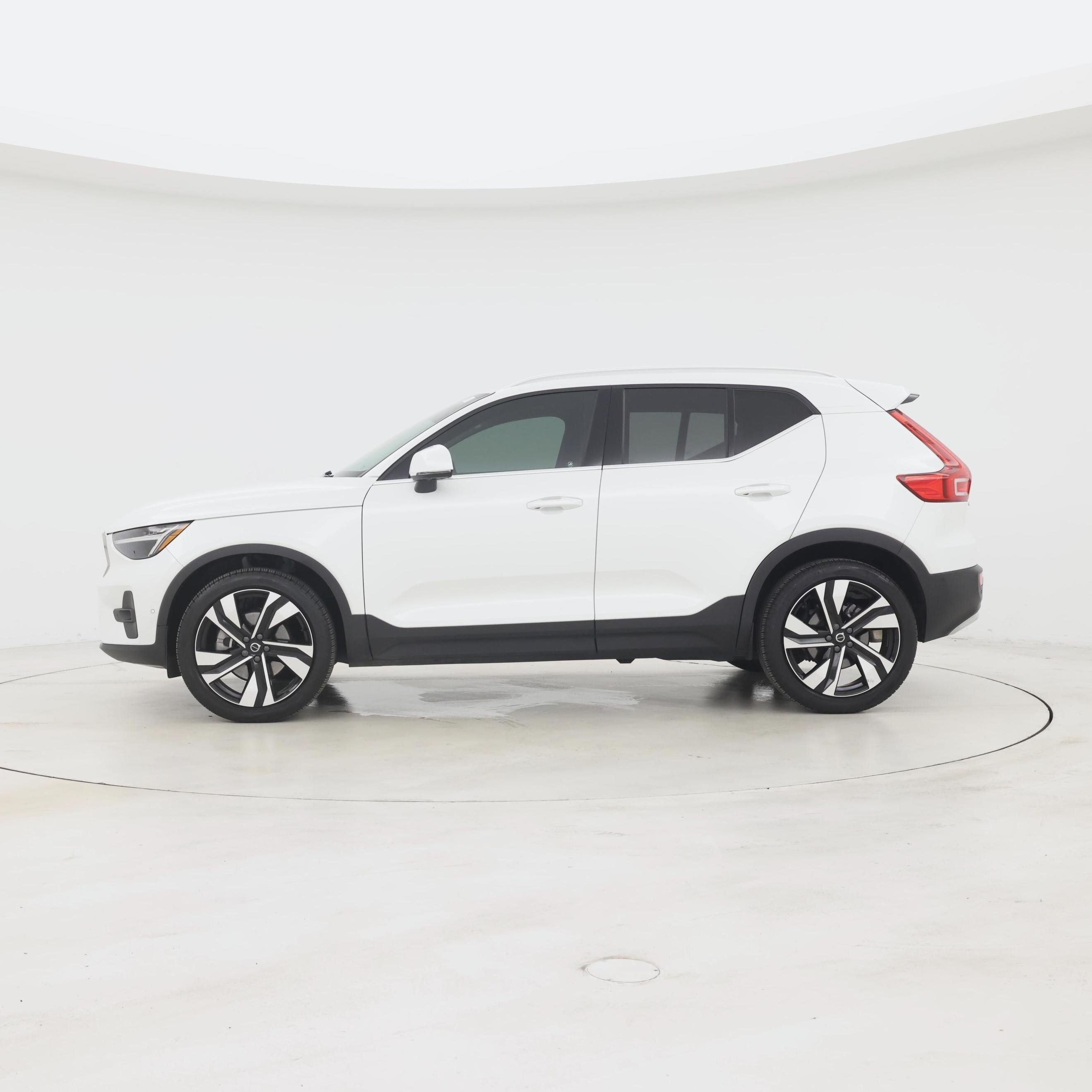 Thumbnail: 2023 Volvo XC40 - 3
