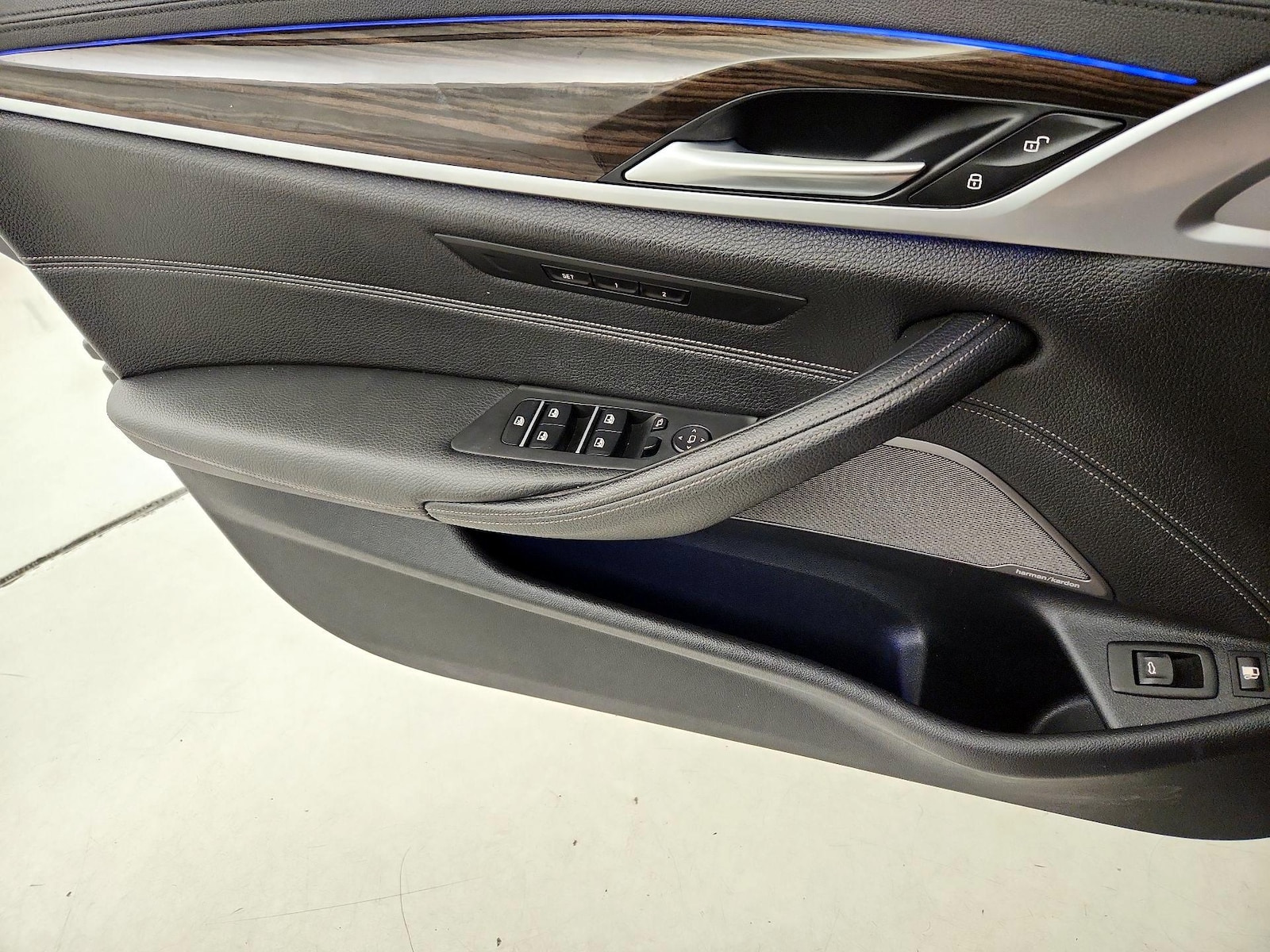 2020 BMW 5 Series 530e - Photo 13