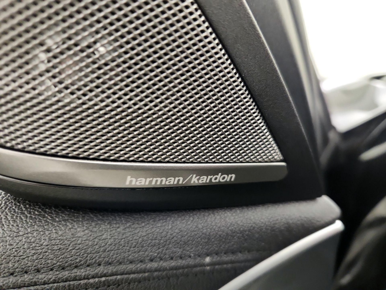 2020 BMW 5 Series 530e - Photo 25