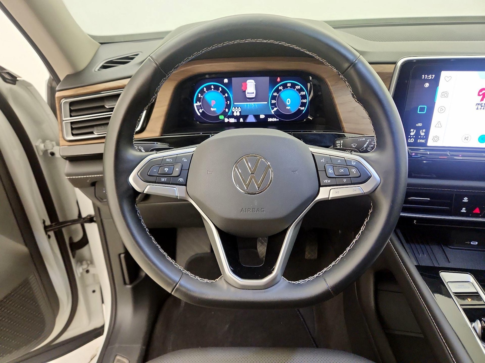 2025 Volkswagen Atlas SE w/Tech - Photo 11