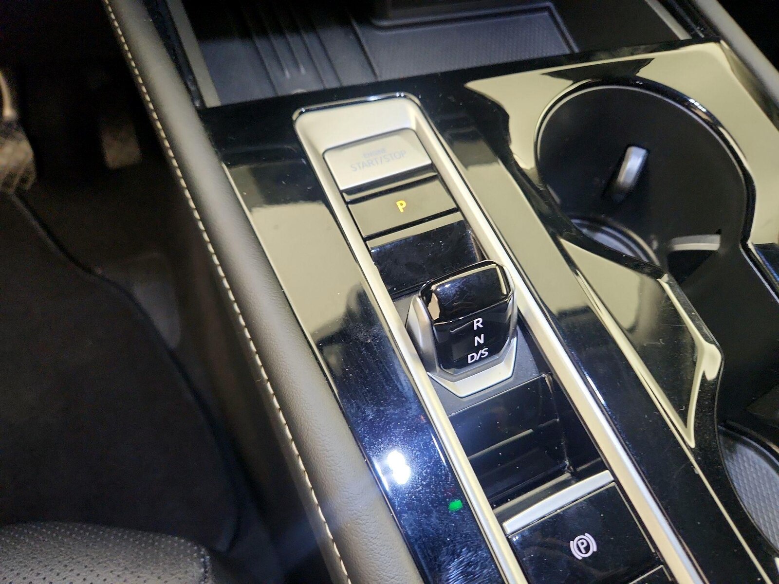 2025 Volkswagen Atlas SE w/Tech - Photo 18