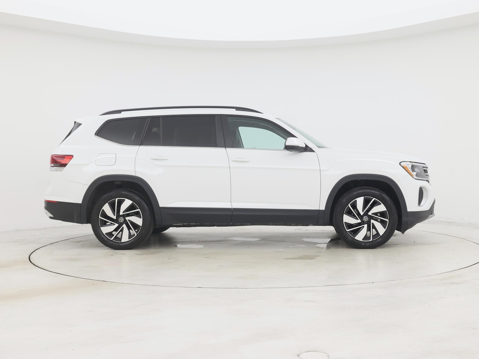 2025 Volkswagen Atlas SE w/Tech - Photo 8
