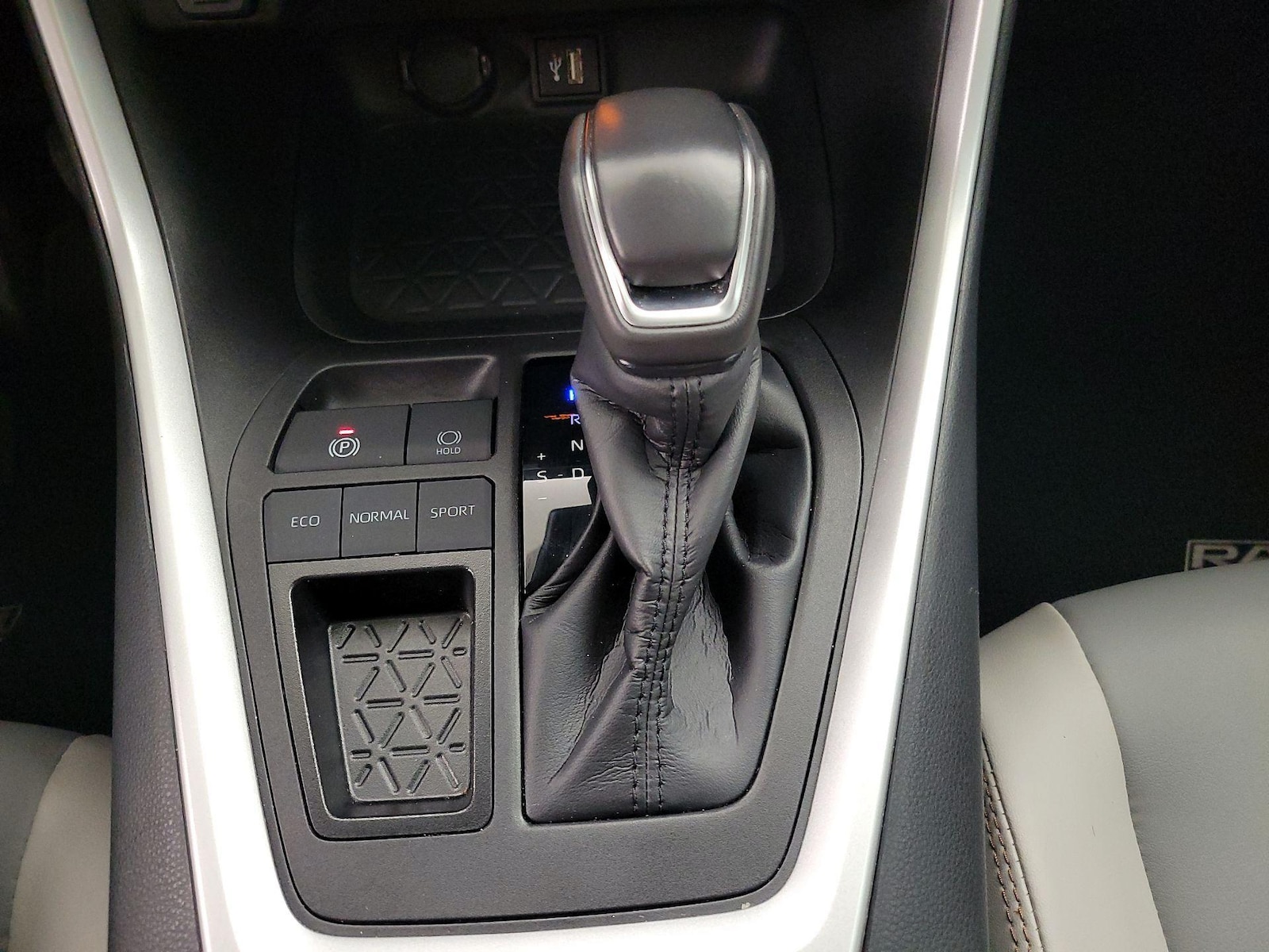 2024 Toyota RAV4 XLE Premium - Photo 18