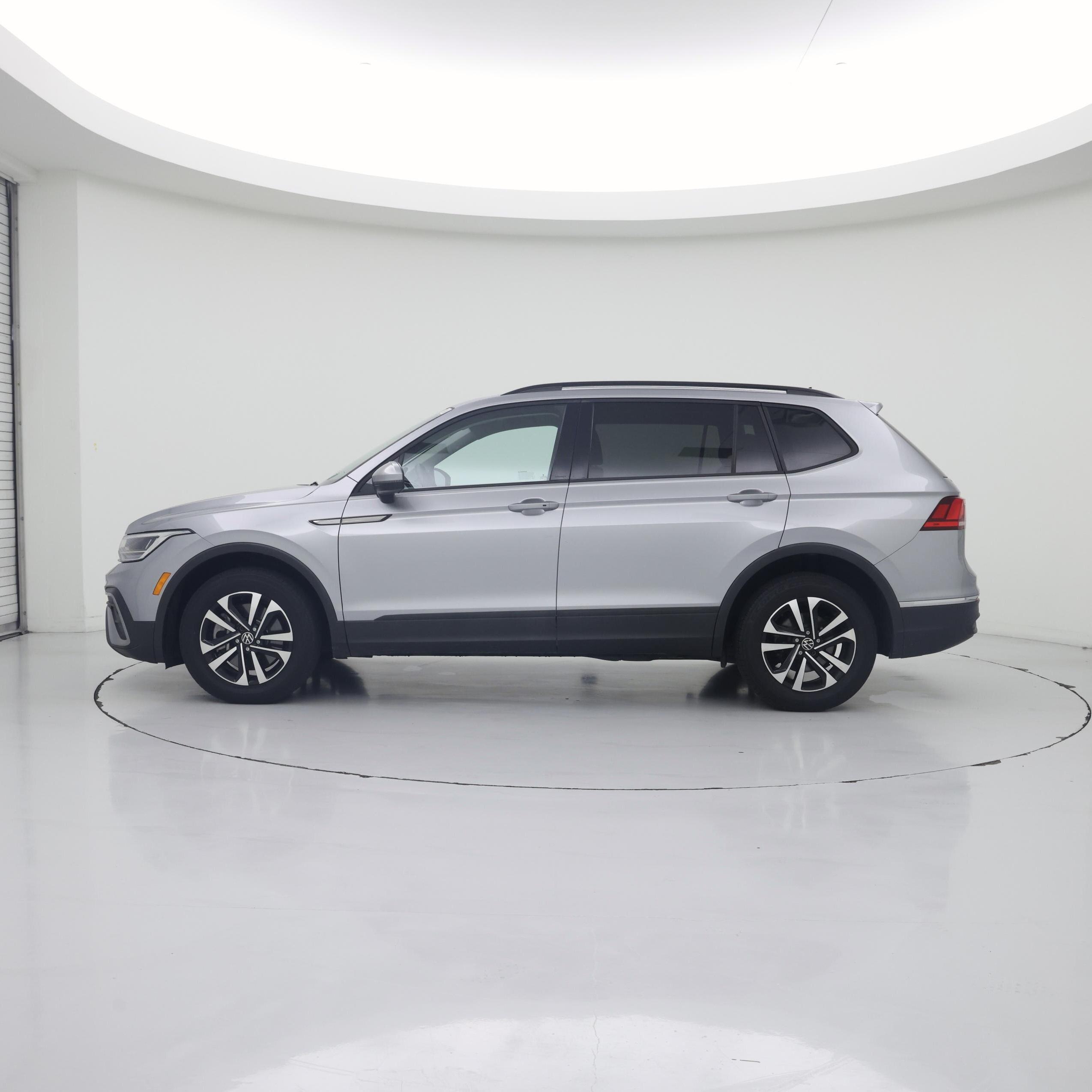 Thumbnail: 2023 Volkswagen Tiguan - 3