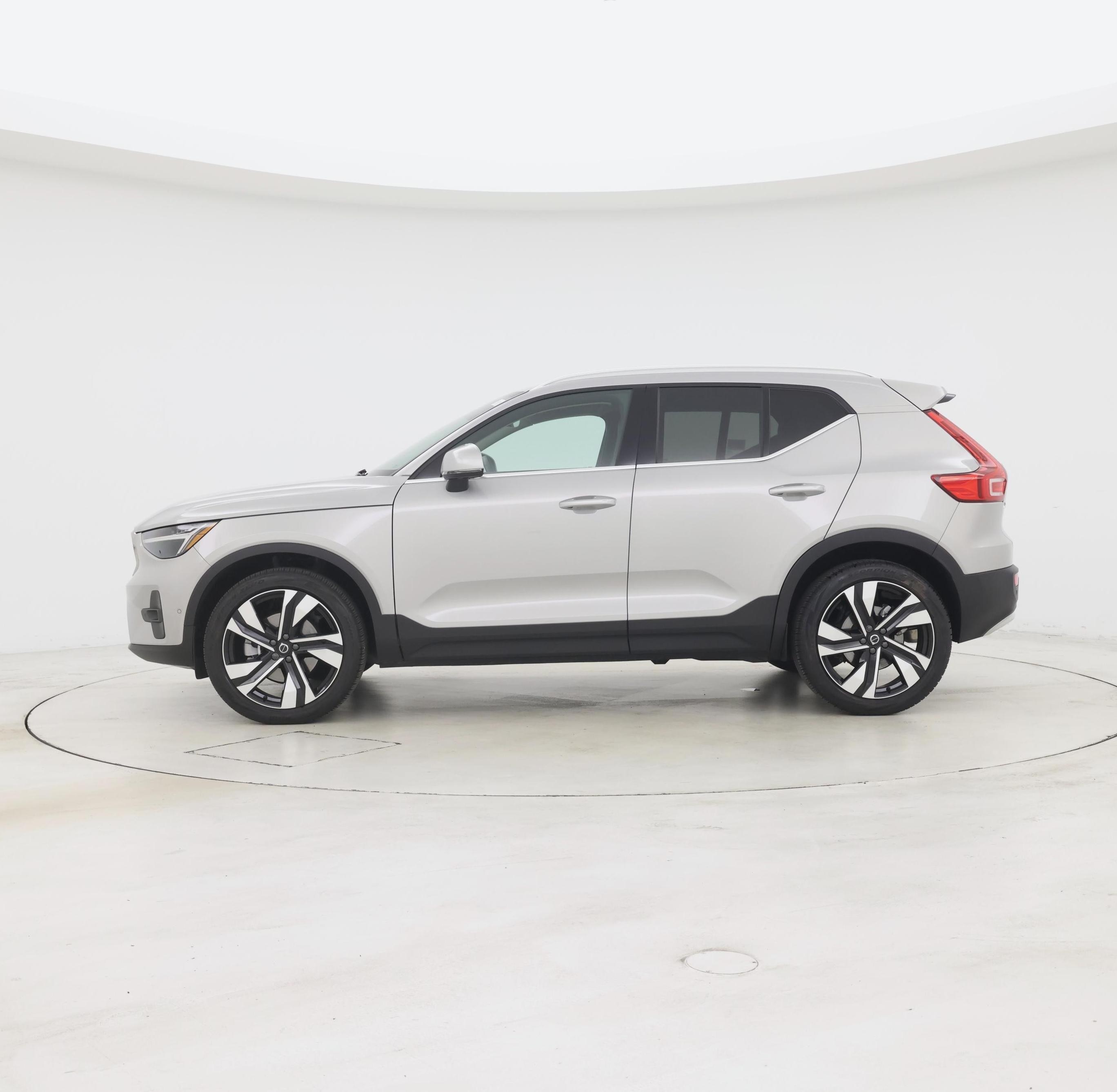 Thumbnail: 2023 Volvo XC40 - 3