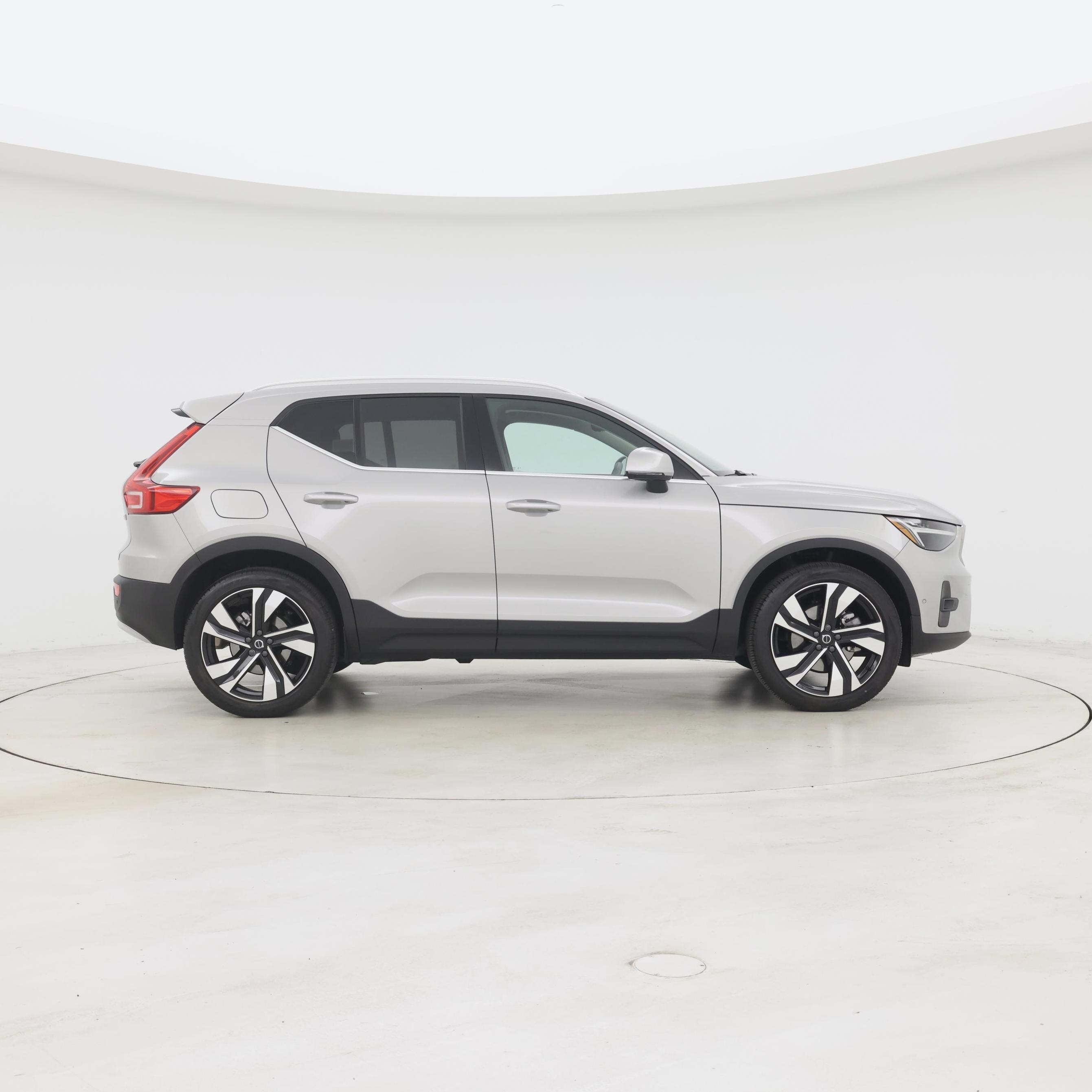 Thumbnail: 2023 Volvo XC40 - 7