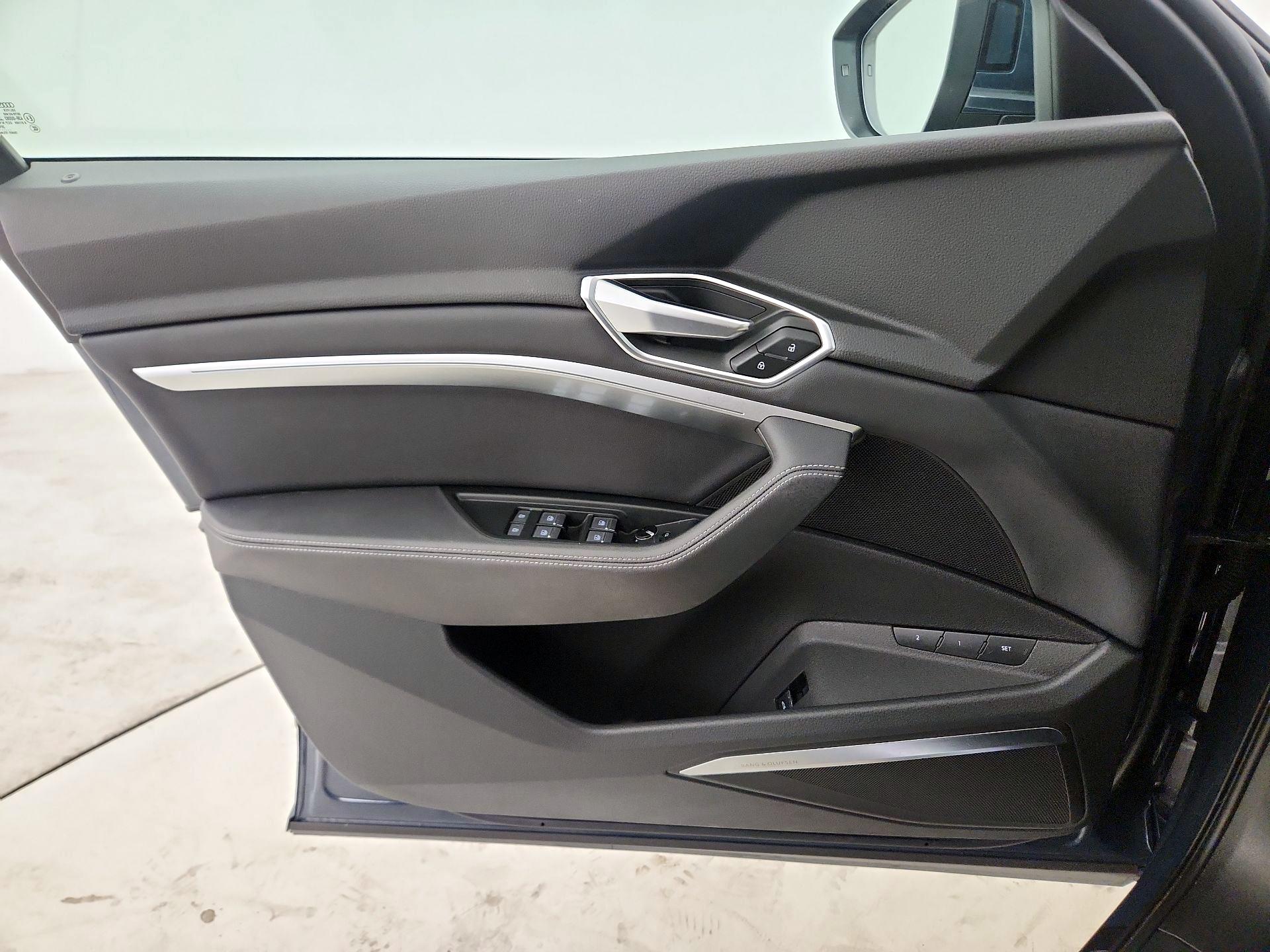 Thumbnail: 2021 Audi e-tron S - 12