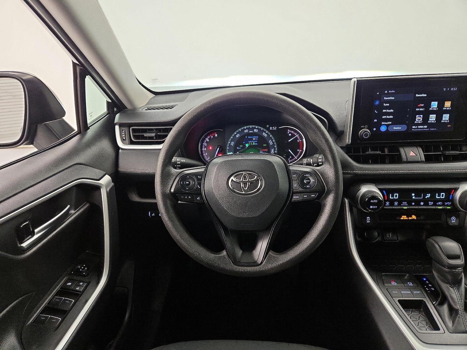 2025 Toyota RAV4 XLE - Photo 11