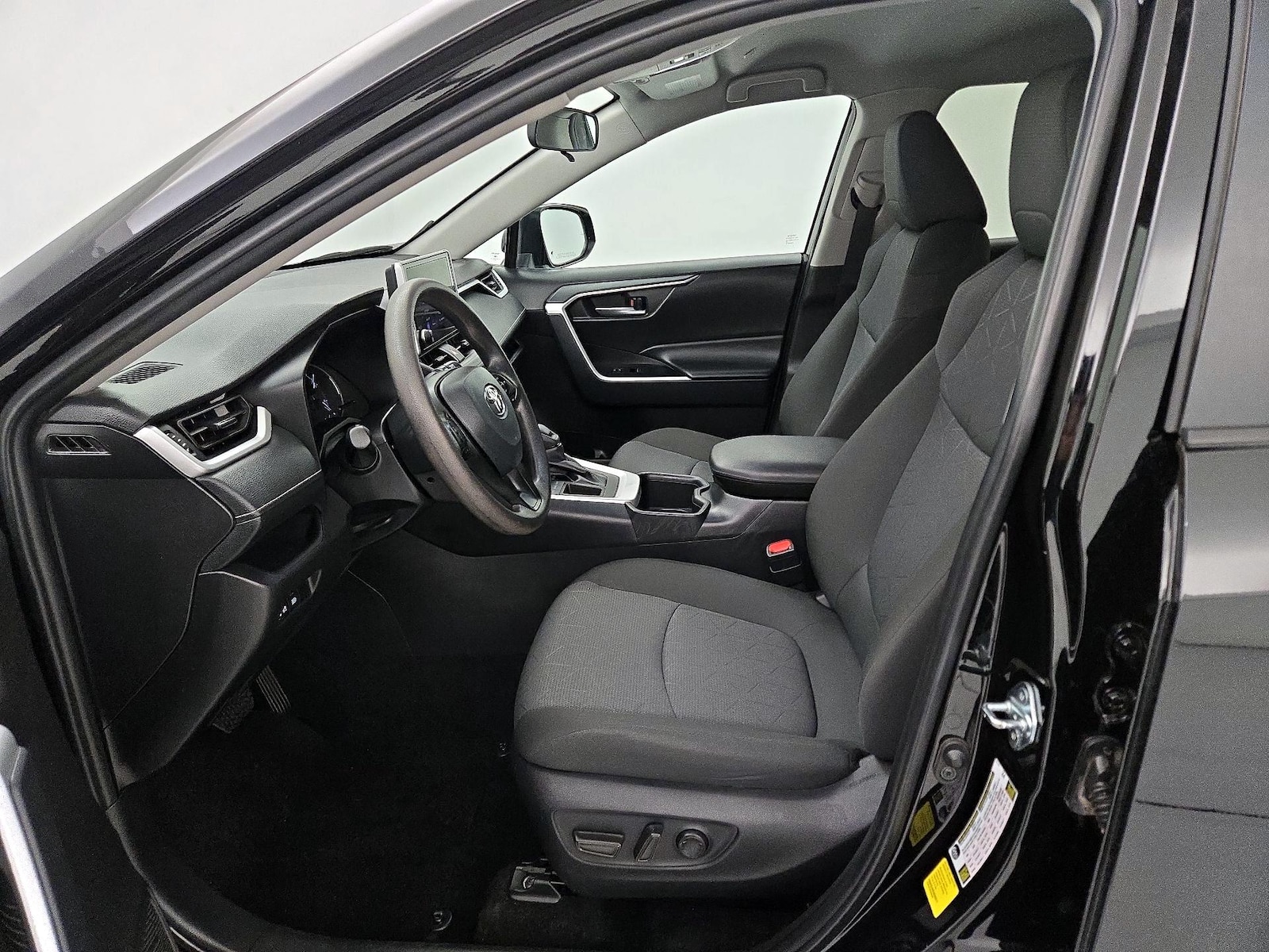2025 Toyota RAV4 XLE - Photo 12
