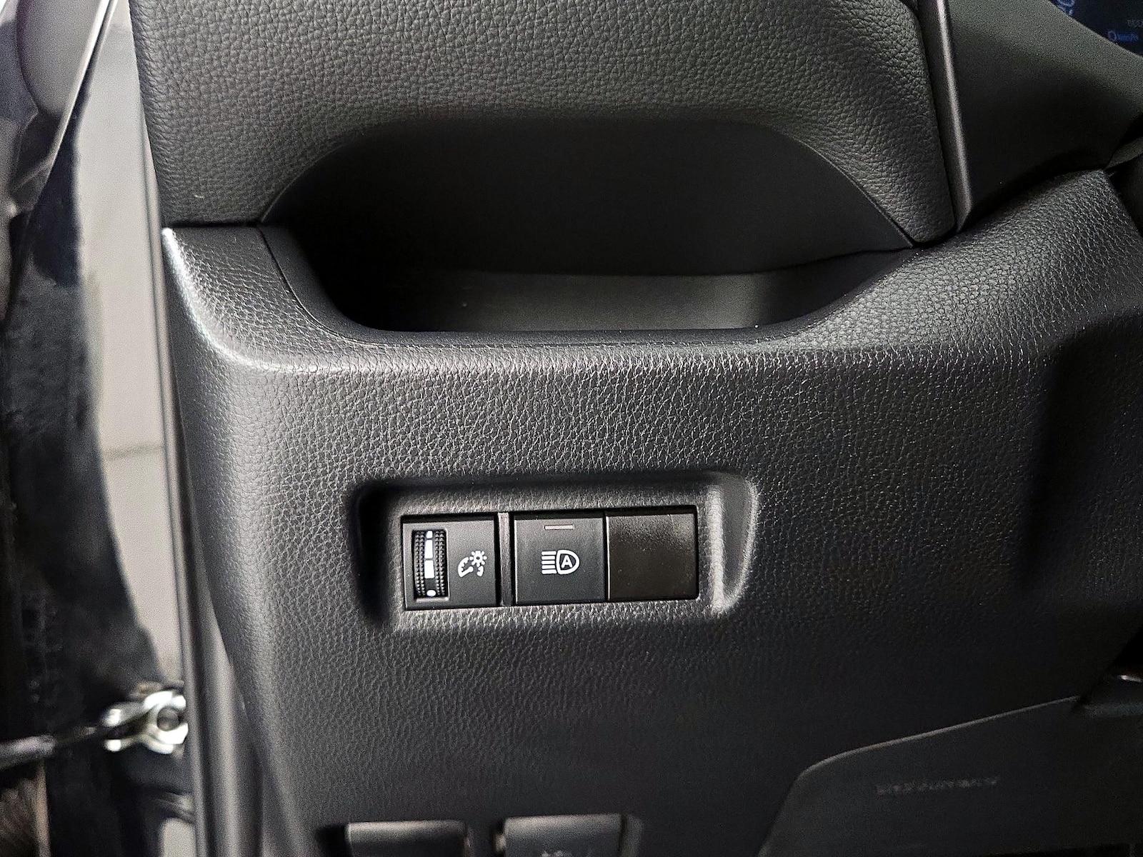 2025 Toyota RAV4 XLE - Photo 14