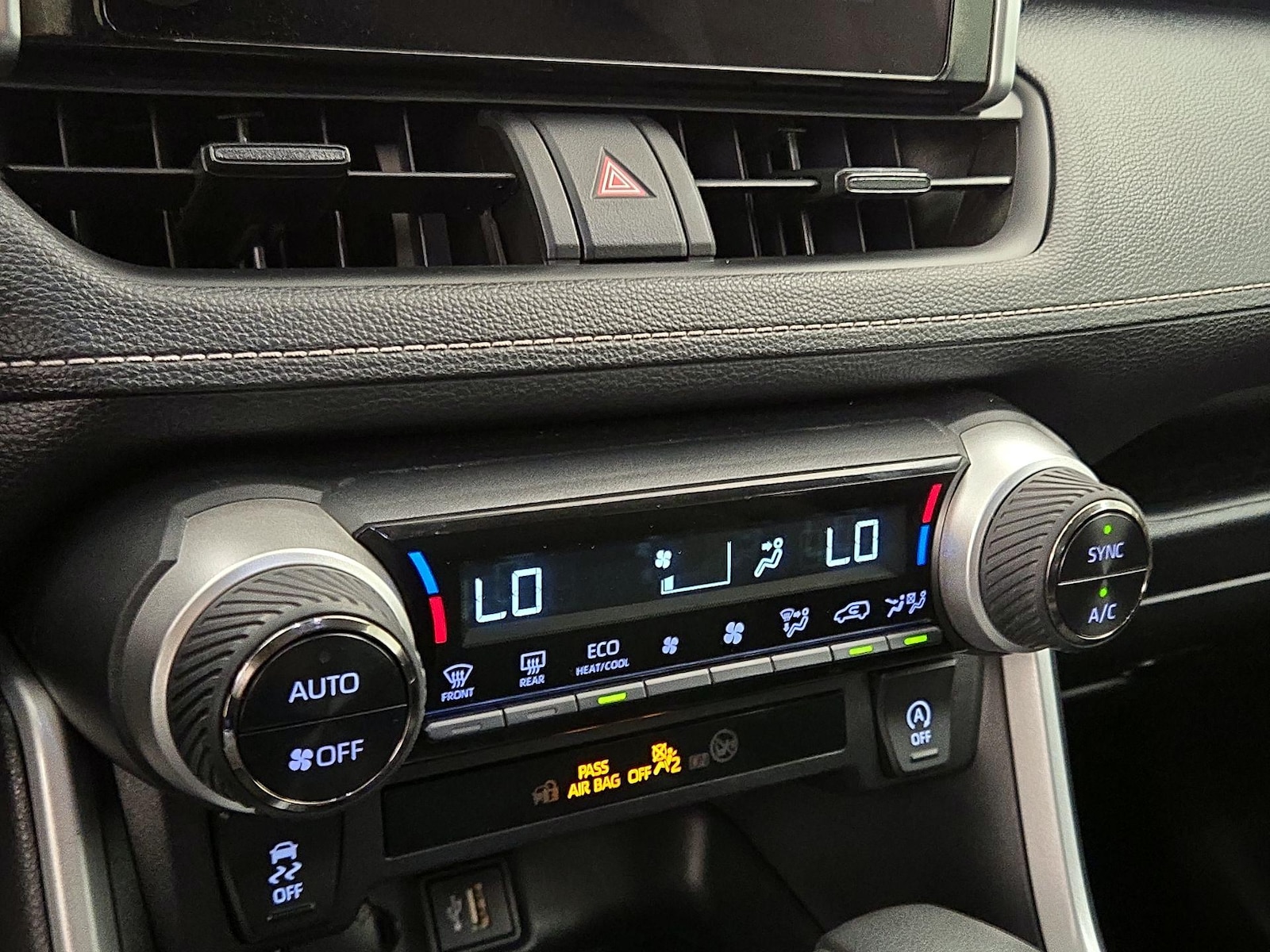 2025 Toyota RAV4 XLE - Photo 17