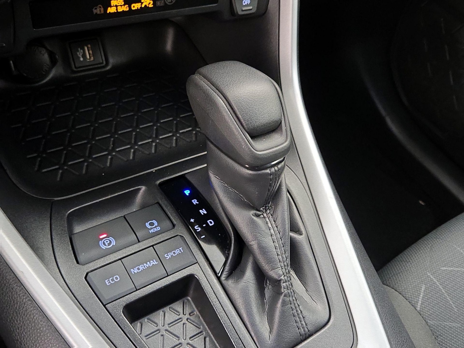 2025 Toyota RAV4 XLE - Photo 18