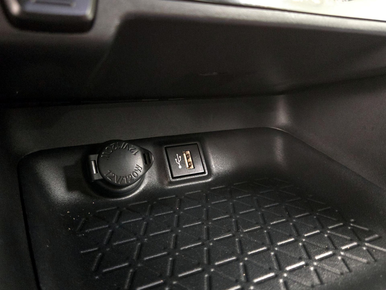 2025 Toyota RAV4 XLE - Photo 19