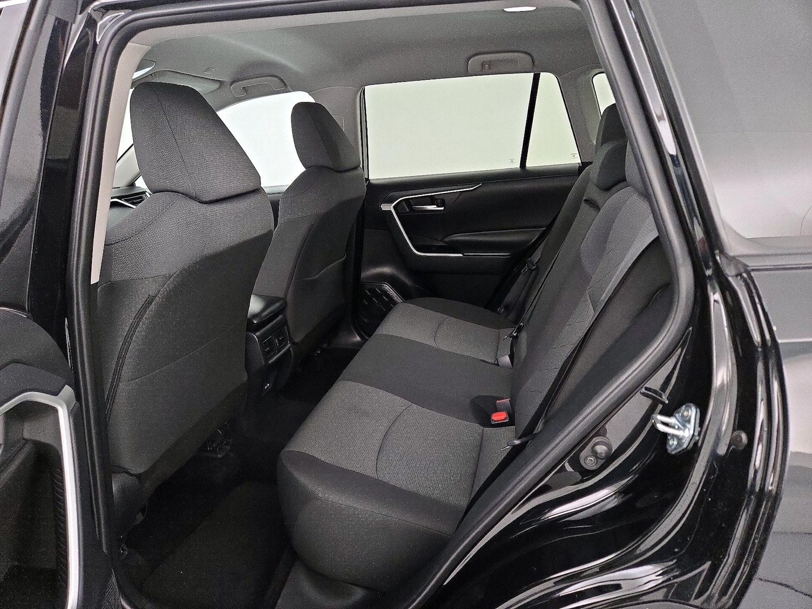 2025 Toyota RAV4 XLE - Photo 20