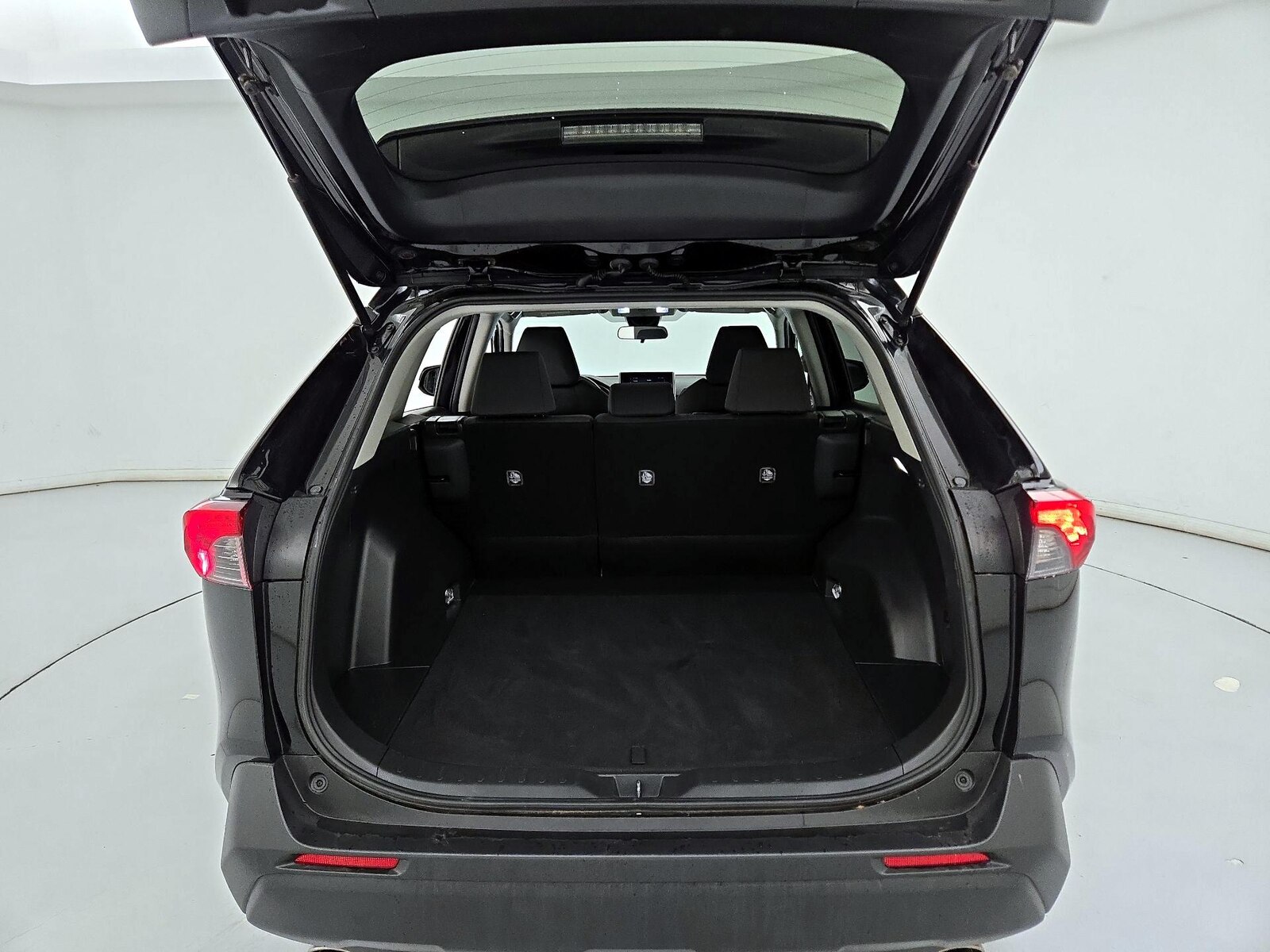 2025 Toyota RAV4 XLE - Photo 21