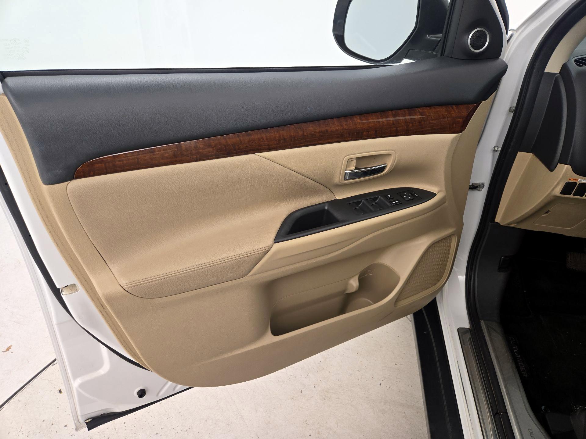 Thumbnail: 2014 Mitsubishi Outlander - 12