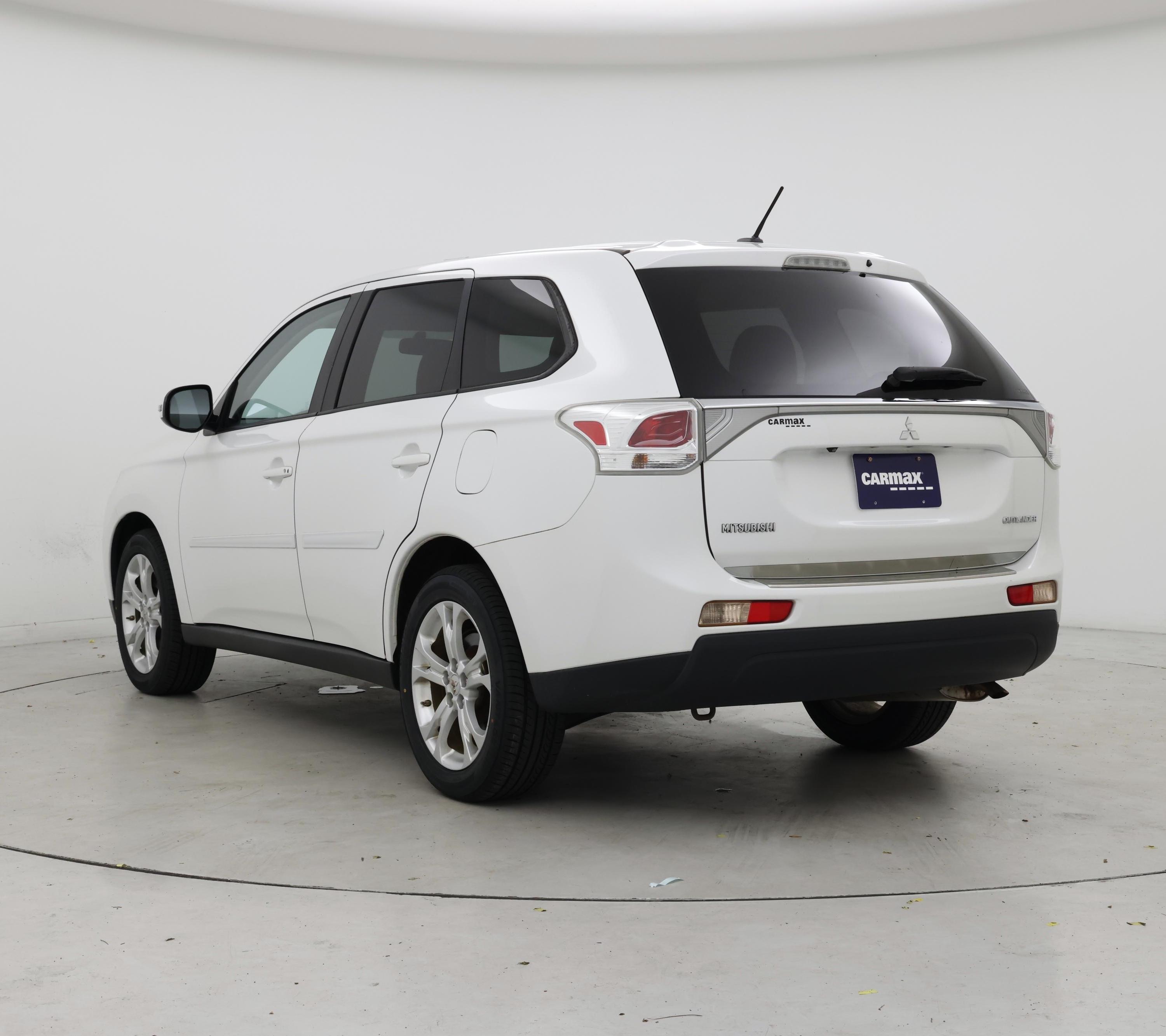 Thumbnail: 2014 Mitsubishi Outlander - 2