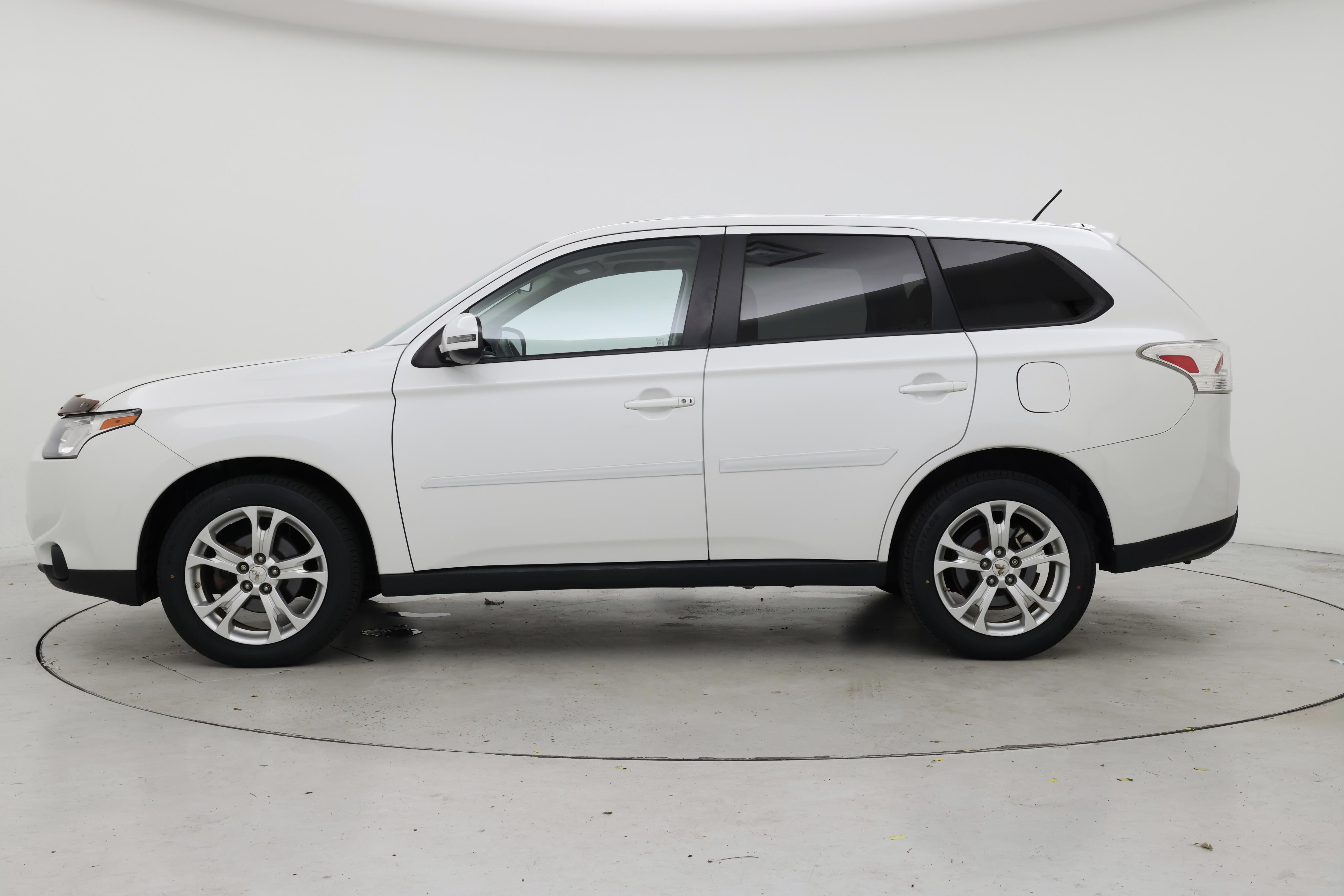 Thumbnail: 2014 Mitsubishi Outlander - 3