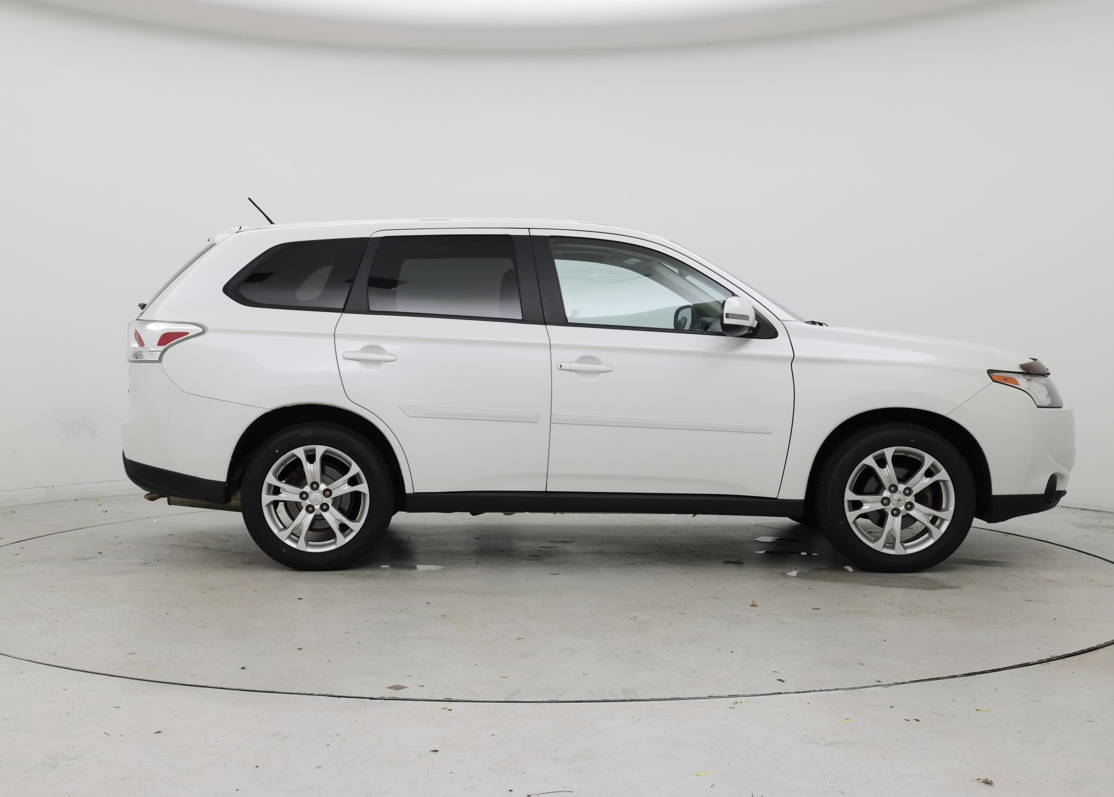 Thumbnail: 2014 Mitsubishi Outlander - 7