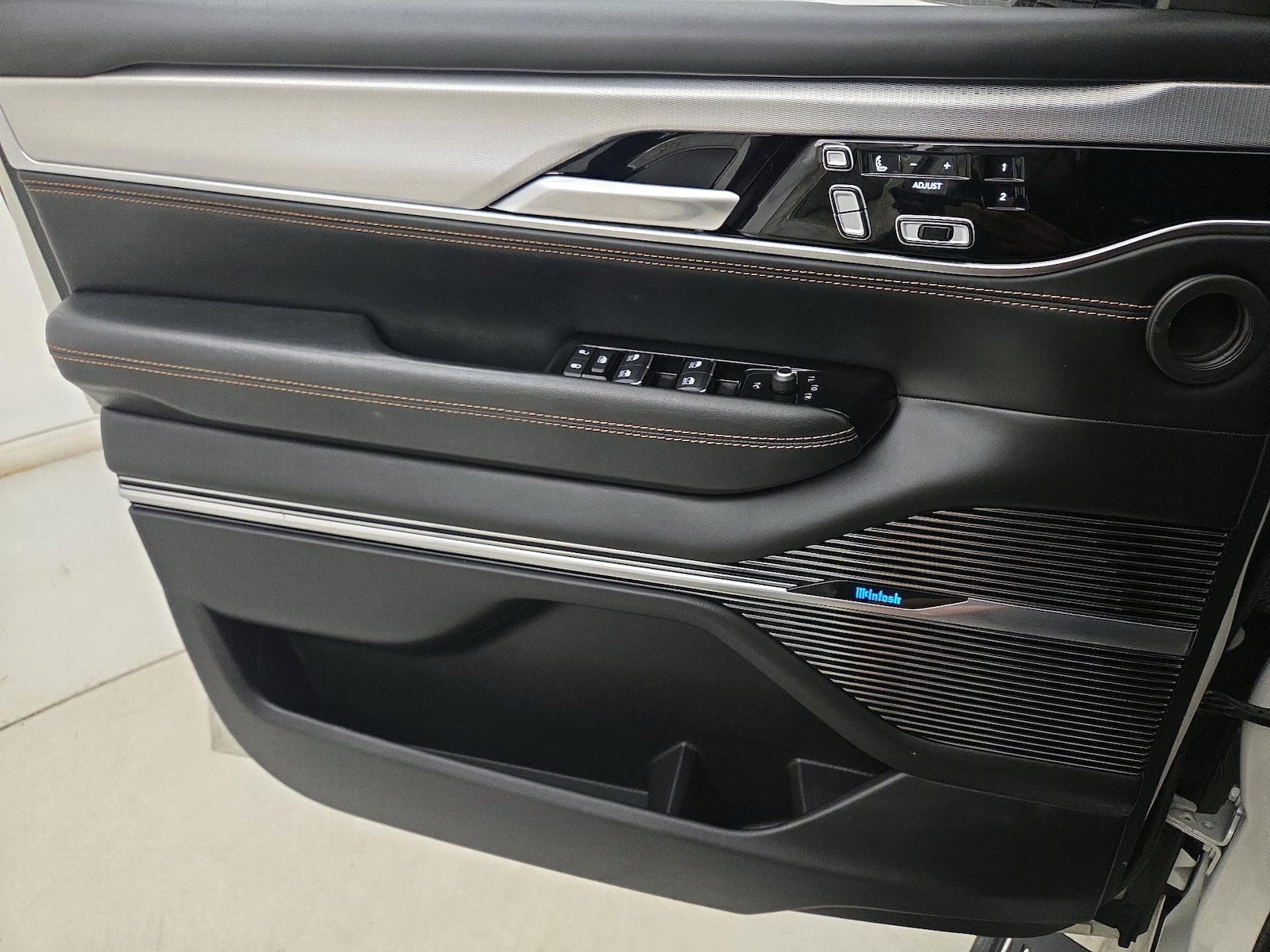 2022 Jeep Grand Wagoneer Series III - Photo 13
