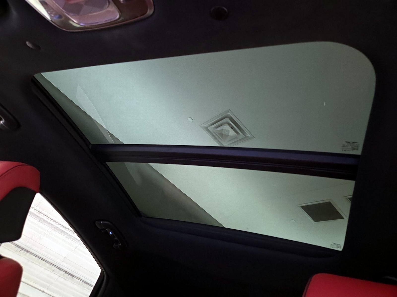 Panoramic Sunroof & Skylight(s)