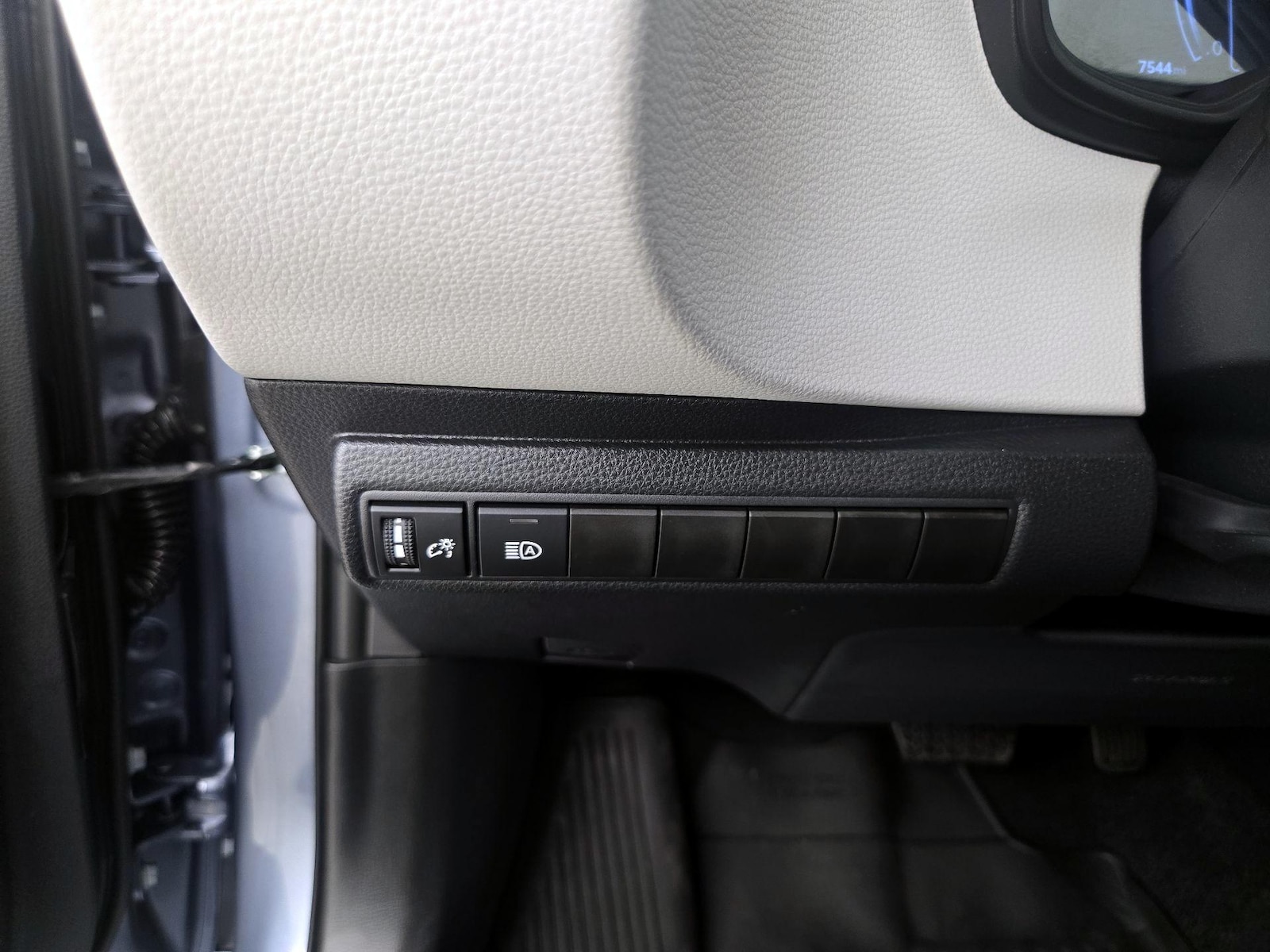 2026 Toyota Corolla LE - Photo 14