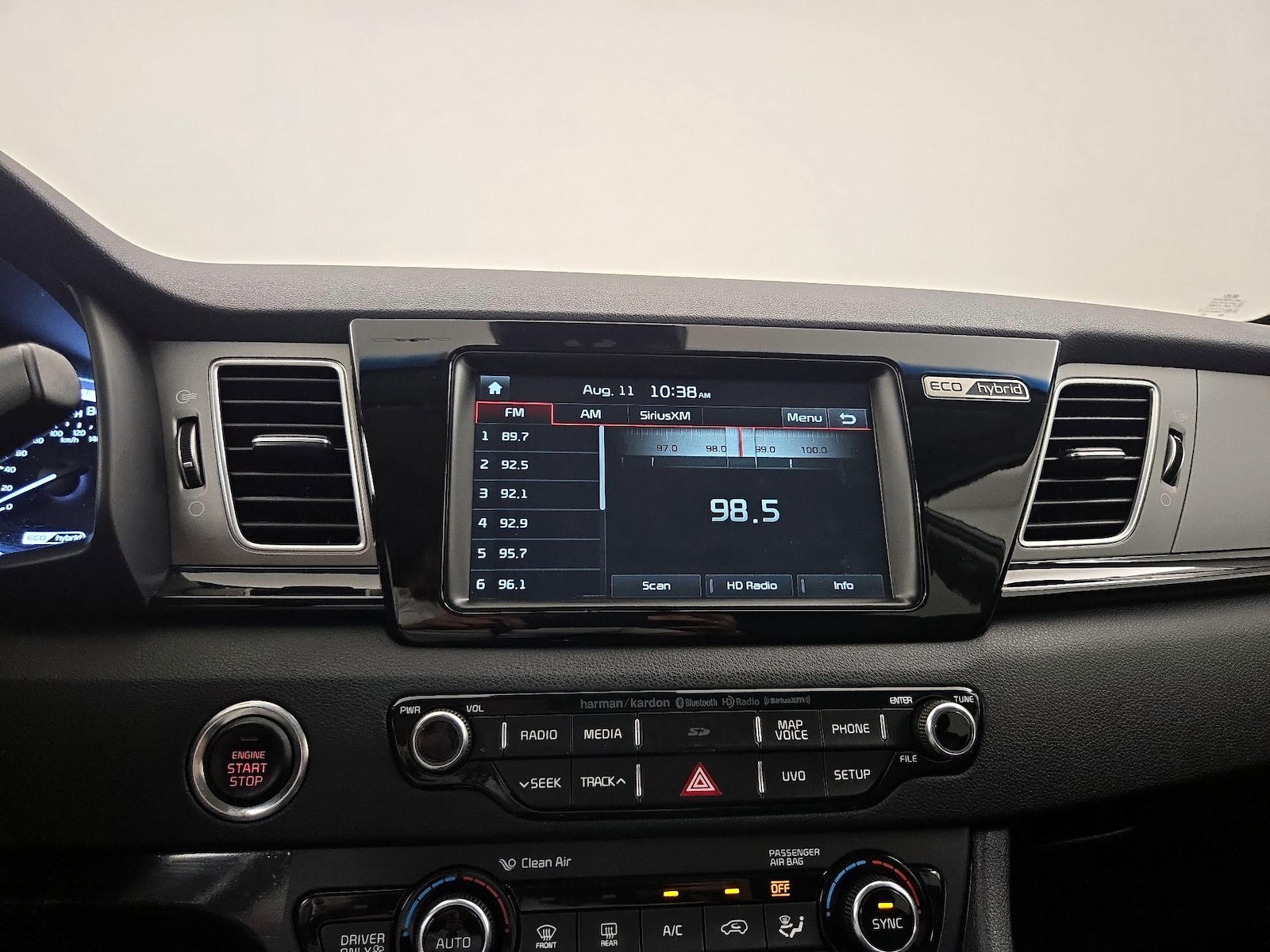 2017 Kia Niro Touring - Photo 17