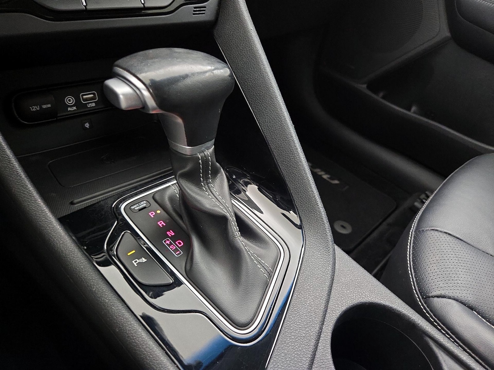 2017 Kia Niro Touring - Photo 19