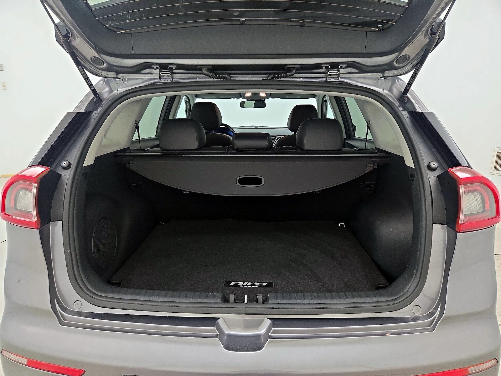 2017 Kia Niro Touring - Photo 23