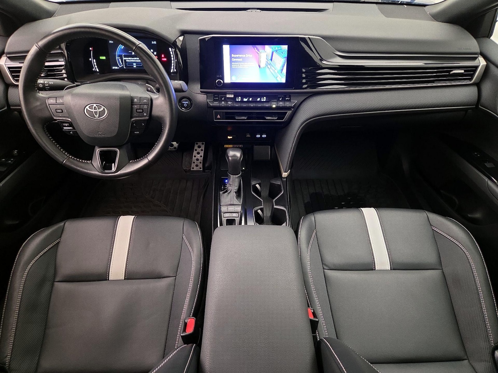 2025 Toyota Camry SE - Photo 10