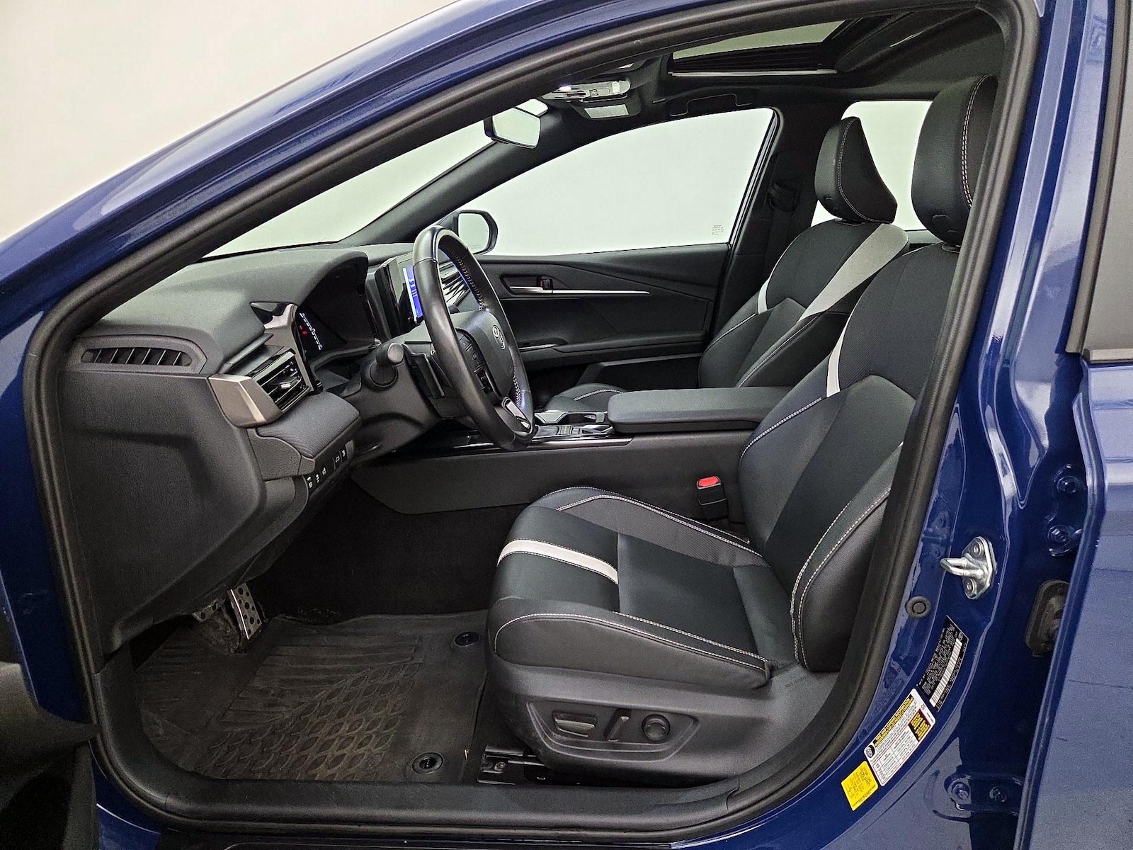 2025 Toyota Camry SE - Photo 12