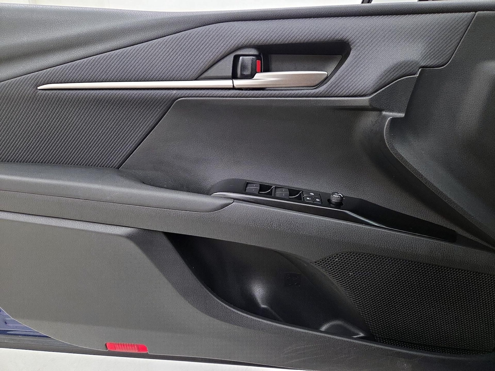 2025 Toyota Camry SE - Photo 13