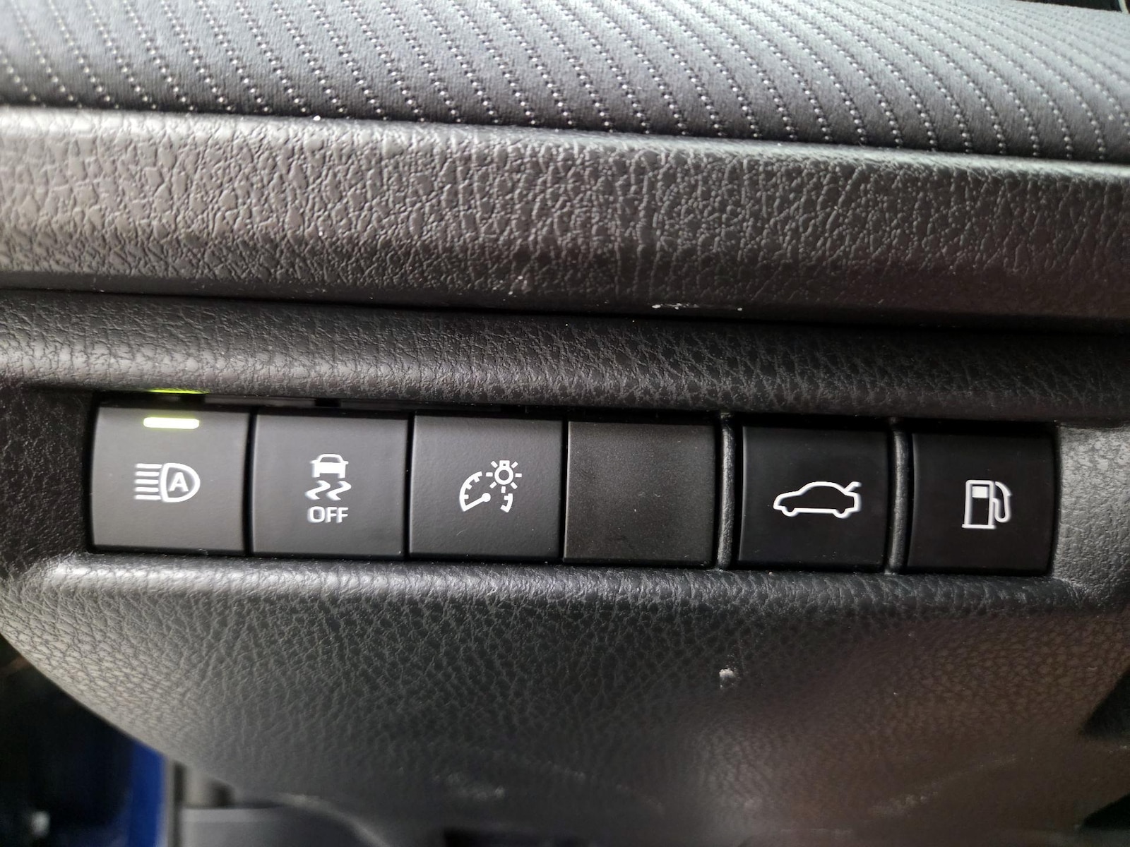 2025 Toyota Camry SE - Photo 14