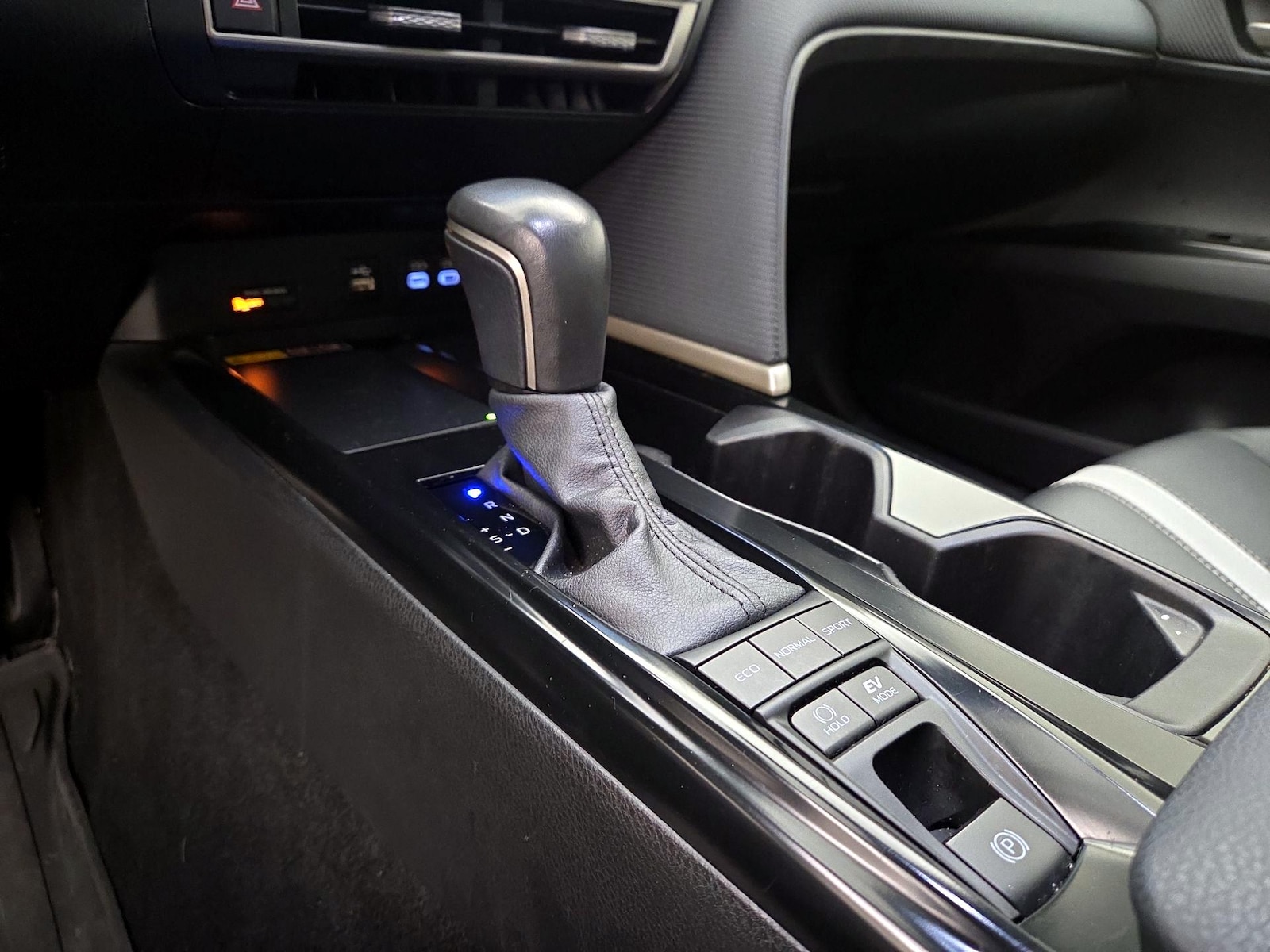 2025 Toyota Camry SE - Photo 18