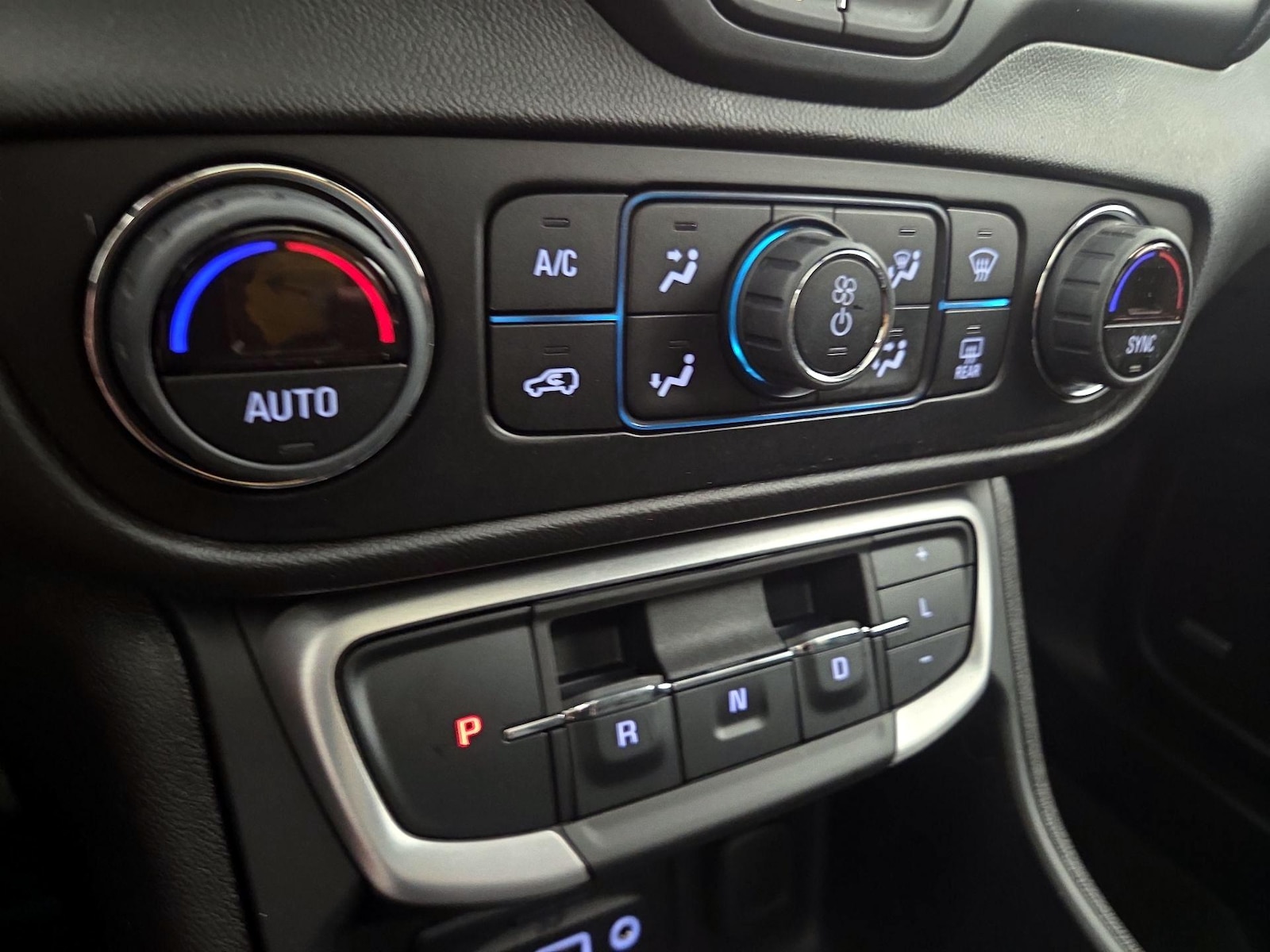 2024 GMC Terrain SLT - Photo 18