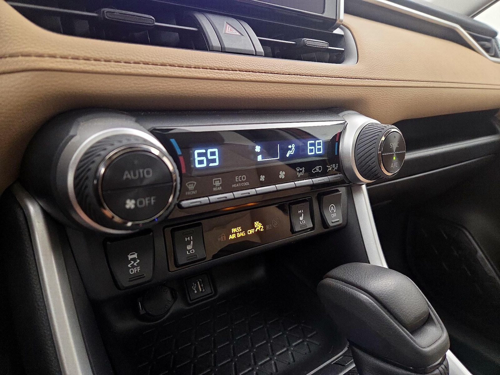 2023 Toyota RAV4 XLE - Photo 17