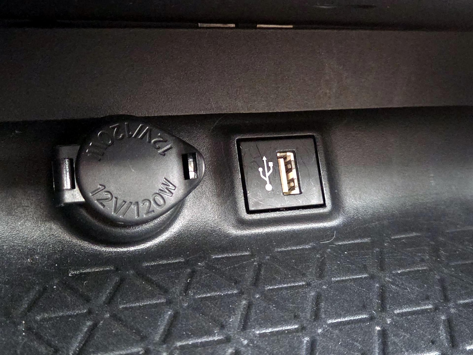 2023 Toyota RAV4 XLE - Photo 19
